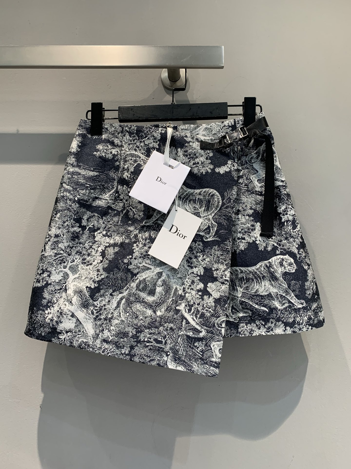 NO:459462,The new model shipped, original development. CD2025 early autumn new animal positioning floral skirt pants. The whole piece is very wasteful fabric. The front piece needs to be positioned and floral positioned. Each piece is positioned. Ruyi animal-colored jacquard pattern. It is layered with a short skirt style, so it is not afraid of exposure. It adopts a sporty style design, loose style. The upper body looks slim and the legs are long. Number of 36 38 40,, skirts, alexander wang19860909新款出货啦原版开发 CD2025早秋新款动物定位花裙裤,整件定位裁片非常废面料,前面片都需要定位取花位 每一件都是定位 茹伊动物色织提花图案 搭配短裙样式叠层,不怕走光 采用运动风格设计,宽松版型 上身显瘦 超显腿长.码数36 38 40,,skirts,alexander wang,Women's clothing