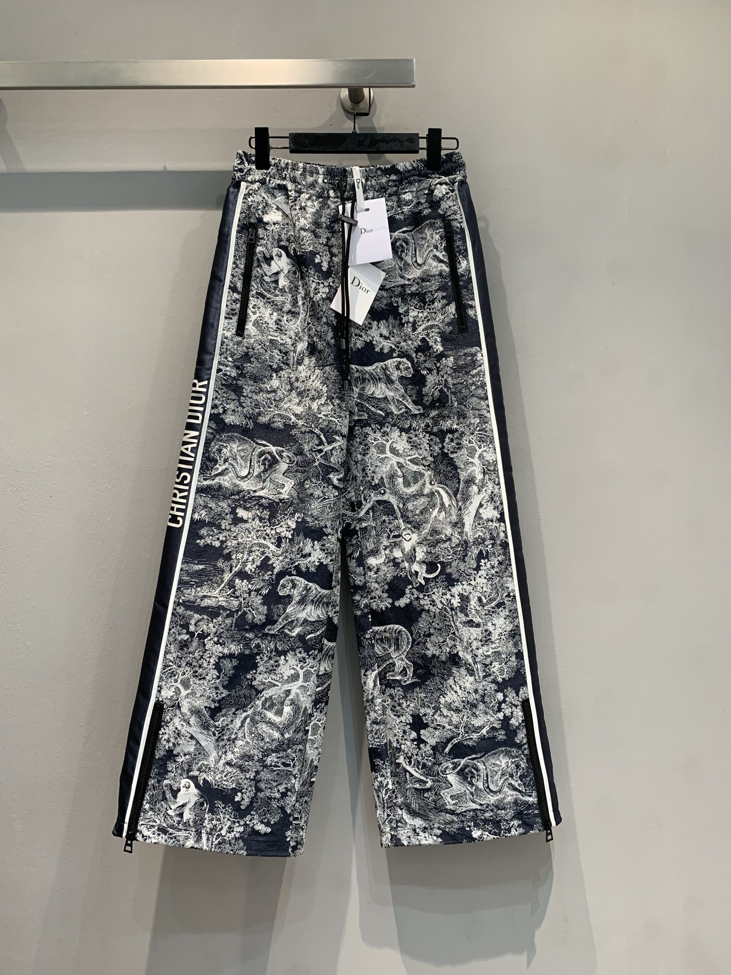 NO:459485,New models are shipped. Original development CD2025 early spring new animal jacquard positioning casual trousers. The main items in this series are decorated with the iconic Juyi animal print pattern. They are carefully crafted from cornflower blue taffeta technology jacquard fabric. Straight-shaped cut and the sides are decorated with the contrasting 'CHRISTIAN DIOR' logo bar pattern. They can be matched with other Juyi print items to create a delicate matching look. Number 36 38 40,,dior,alexander wang19860909新款出货啦 原版开发 CD2025早春新款动物提花定位休闲长裤. 该系列的主打单品 饰以标志性的茹伊动物印花图案 采用矢车菊蓝塔夫绸科技提花面料精心制作 直筒形剪裁,侧面饰以对比鲜明“CHRISTIAN DIOR”标志条形图案.可搭配其他茹伊印花单品,打造精致的配套造型 码数36 38 40,,dior,alexander wang,Women's clothing