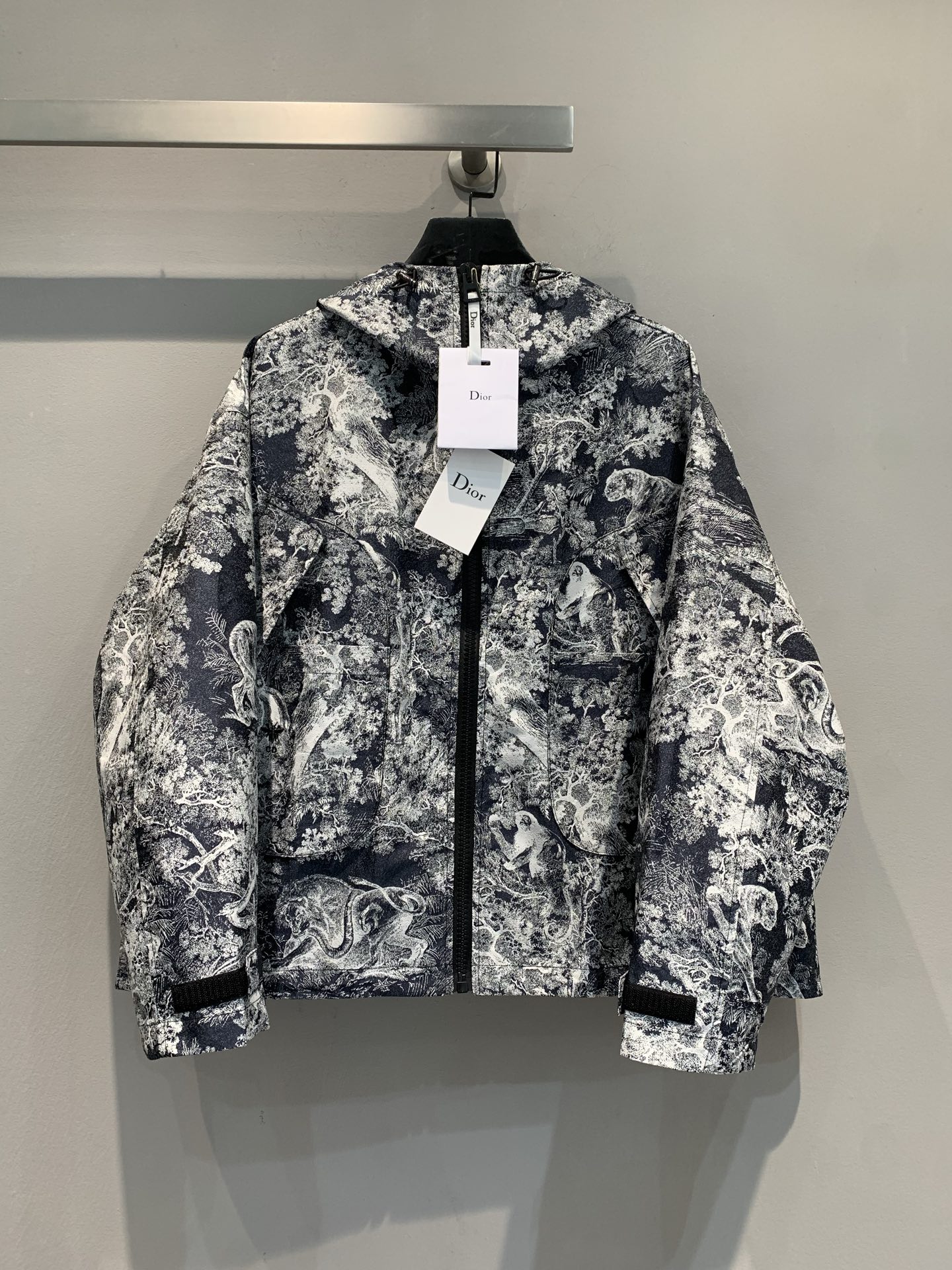 NO:459474,The new model shipped by LaM original version CD2025 early autumn new animal print hooded jacket. The best animal series is here. The whole piece is customized with positioning jacquard. High precision jacquard. It took nearly a month for the shiny fabric jacquard. The texture is really nothing to say. I fell in love with this skin feeling just by touching it. I enjoyed it with my upper body. The loose shoulder-down style is particularly slimming. There is a pull rope on the hem and it can be adjusted. It is not a leash and does not pick on the figure. It looks very good. Number of 36 38 40,,hats,alexander wang19860909新款出货啦M原版开发 CD2025早秋新款动物印花连帽冲锋衣.好看到爆的动物系列来了,整件都是定位提花定制 高精密提花 光面料提花就耗费了将近一个多月,质感真的没话说,光上手摸就已经爱上了这个肤感了,上身别提有多享受了,落肩宽松版型 特别显瘦 下摆有拉绳可以调节 无束缚,不挑身材 非常好看 码数36 38 40,,hats,alexander wang,Women's clothing