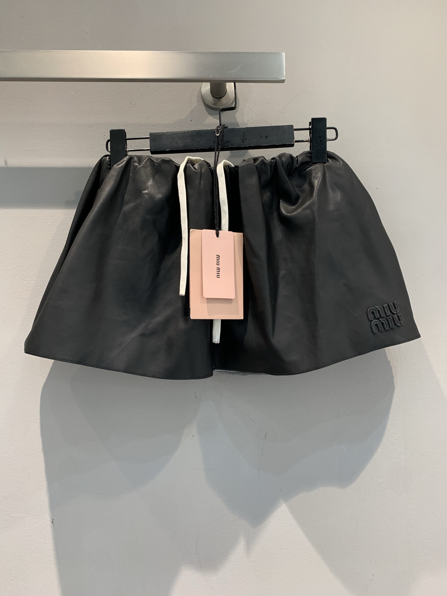 NO:468514,The new model is shipped and the original development of Miumi* 2025 early autumn new elastic waist-lace calfskin skirt. It uses high-quality calfskin, with high-end gloss and soft touch drawstring design, adapted to a variety of figures, and easily grasped the slack feeling~ The iconic brand logo shows a unique taste. Whether it is matched with a simple top and a capable style or mixing it with sweet and cool items to create a personality, it is superb!  SML, miumiu, skirts, cowhide, alexander wang19860909新款出货啦原版开发 Miumi*2025早秋新款松紧腰系带小牛皮半裙.采用质感上乘的小牛皮,自带高级光泽与柔软触感抽绳设计,适配多样身形,轻松拿捏松弛感~标志性品牌标识,彰显独特品味,不管是搭配简约上衣走干练风 还是和甜酷单品混搭玩出个性,都超绝！码数SML,,miumiu,skirts,cowhide,alexander wang,Women's clothing