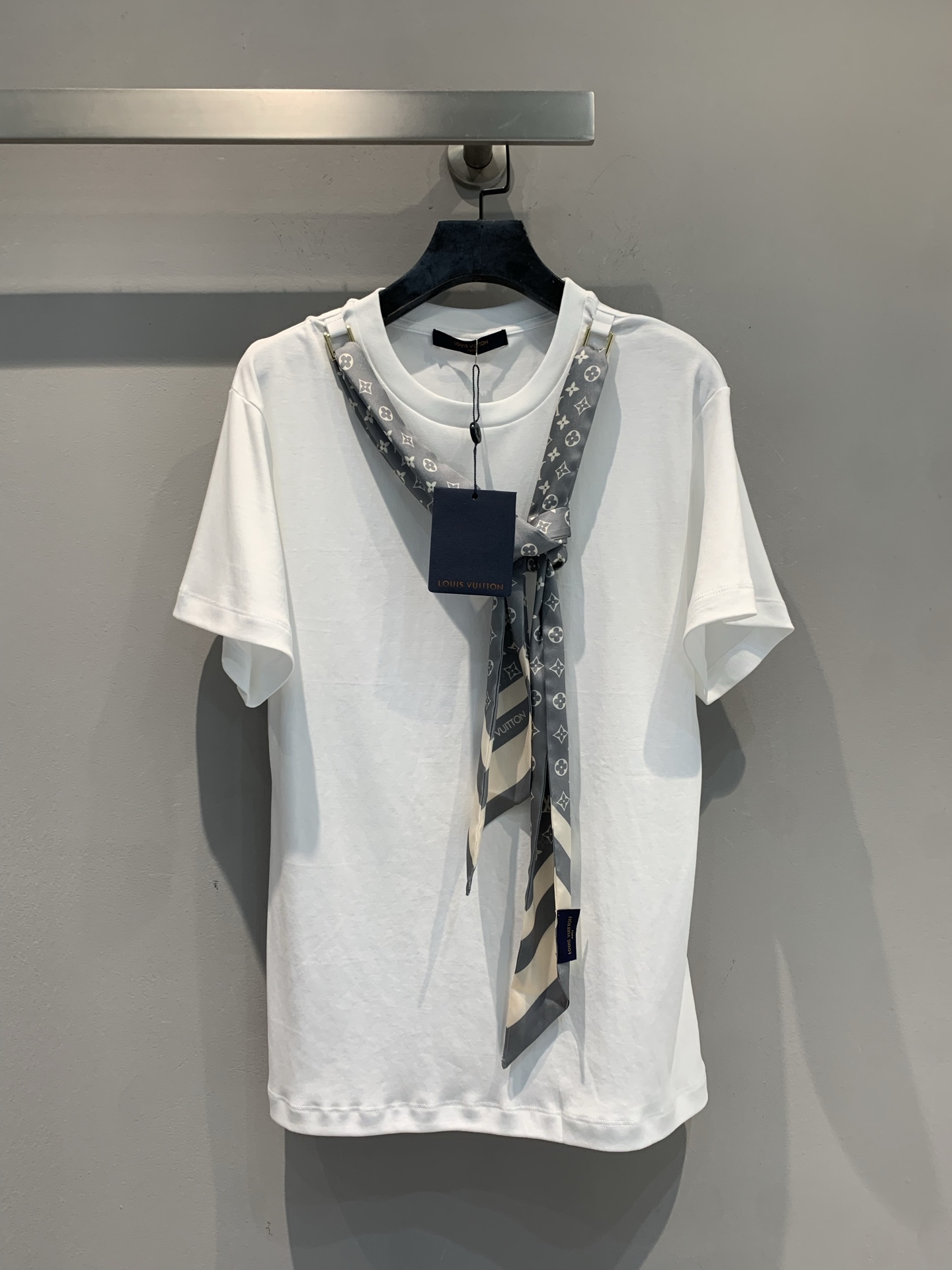 NO:465042,The new model shipped, original development. Ljia 2025 early autumn new fashionable silk streamer round neck pure cotton short-sleeved T-shirt. It uses 100% pure cotton fabric, skin-friendly and breathable, with high-quality texture. Classic pure white base, matched with the brand's iconic old-fashioned silk scarf, it comes with a relaxed and noble style when you match it casually. The basic style is refreshing + the exquisite buff of the scarf, which is suitable for daily going out and commuting, and it is easy to grasp lazy and fashionable. SML,,louis vuitton, T-shirt,tees,t-shirt,real silk,alexander wang19860909新款出货啦原版开发 L家2025早秋新款时髦真丝飘带圆领纯棉短袖T恤.采用百分百纯棉面料,亲肤透气,质感高级.经典纯白打底,搭配品牌标志性老花丝巾,随意一搭就自带松弛贵气.基础款的清爽 + 丝巾的精致buff,日常出街、约会通勤都适配,轻松拿捏慵懒时髦.码数SML,,louis vuitton,T-shirt,tees，t-shirt,real silk,alexander wang,Women's clothing