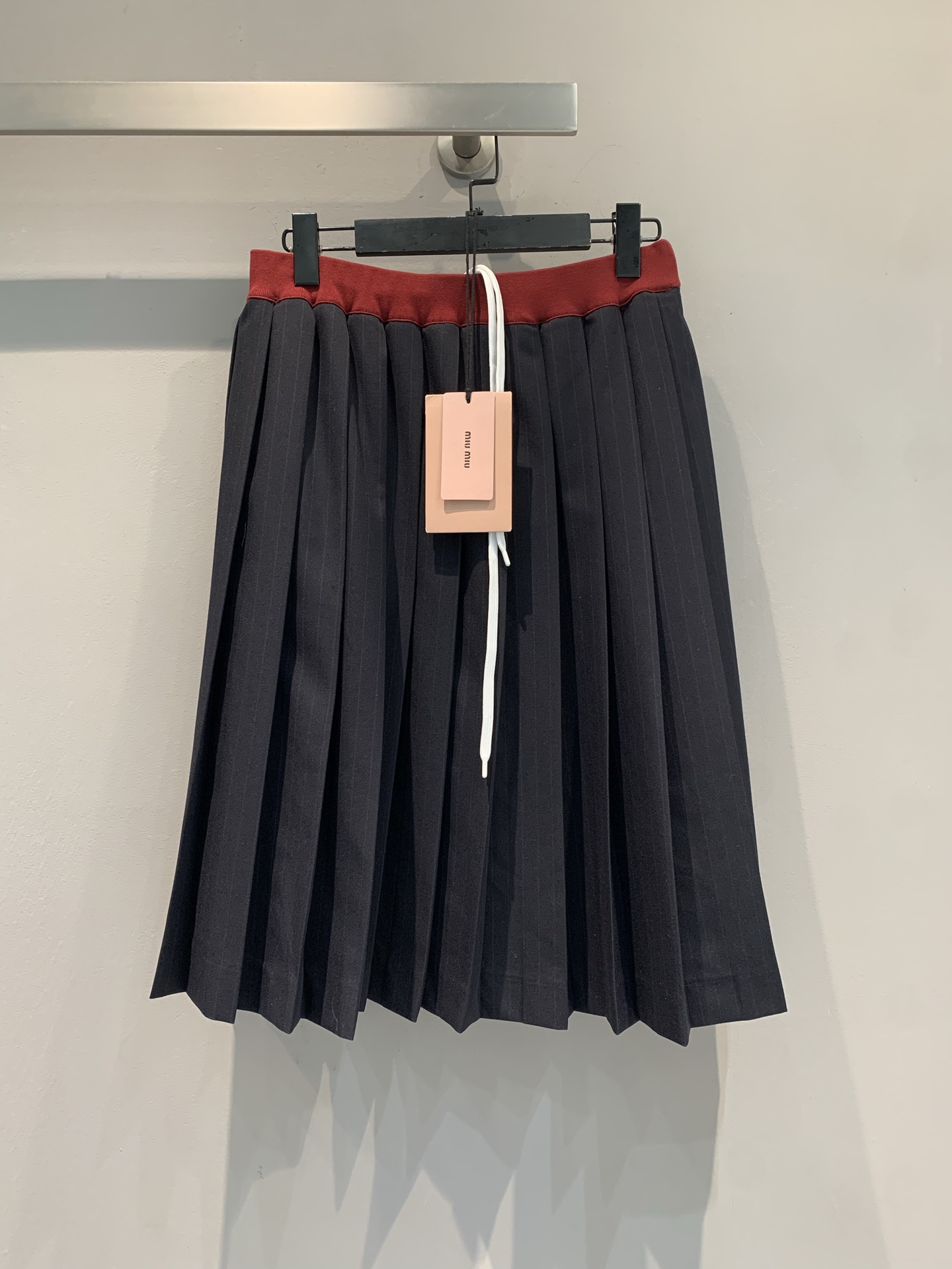 NO:465067,The new model is shipped. Original development. Miumi*2025 early autumn new fashionable retro contrasting colour lace-up pleated skirt. It uses imported wool fabric, with delicate texture and crisp style. The red and black color collision retro and playful, neat pleats hide the agile girlish feeling. Slack and exquisite, every day when going out or on a date, it is very fashionable when you go out and go on a random match. It is full of sweet and cool atmosphere. SML, miumiu, skirts, alexander wang19860909新款出货啦 原版开发 Miumi*2025早秋新款时髦复古撞色边系带百褶半裙.采用进口绵羊毛面料,质感细腻,版型挺括.红黑配色碰撞复古俏皮,利落褶裥藏着灵动少女感 松弛又精致,日常出街或约会,随手一搭就很 MIU 式时髦,把甜酷氛围拉满.码数SML,,miumiu,skirts,alexander wang,Women's clothing