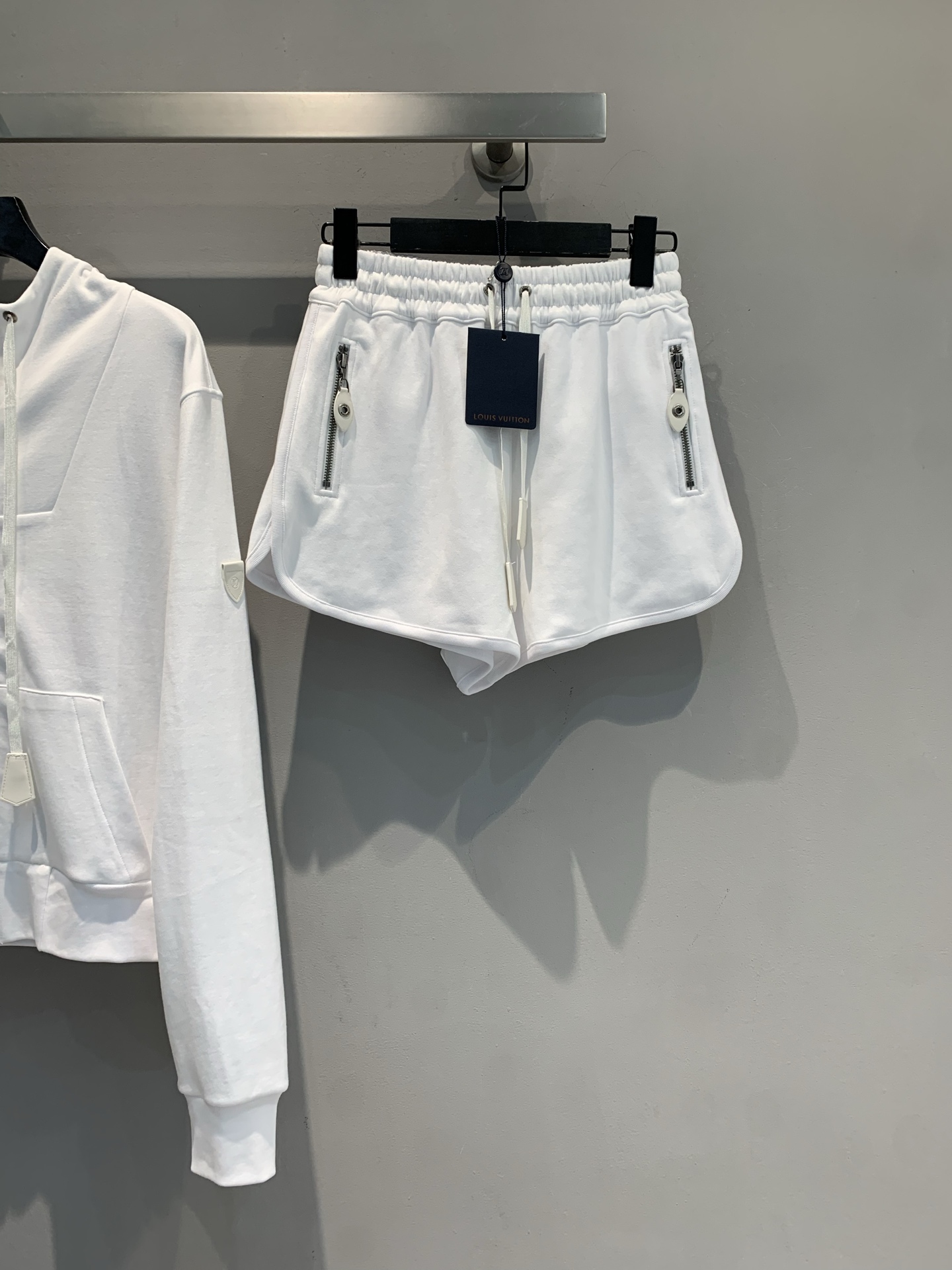 NO:466843,New model shipped, short, original development, Ljia 2025 early autumn new sports leather brand lace-up hooded suit. Short hooded sweatshirt + shorts of the same color, the proportion is directly opened. The fabric is soft and glutinous and crisp, the hooded drawstring design and zipper details are exquisite, simple and hide the sense of high-end, single wear is refreshing, layered, and layered~ Sports style mix and match exquisite, shopping, fitness, afternoon tea, and switching scenes in one set. SML,, louis vuitton, hoodie, sweatshirts, shorts, hats, alexander wang19860909新款出货啦 短 原版开发 L家2025早秋新款运动风皮牌系带连帽套装.短款连帽卫衣+同色短裤,比例直接开挂 面料软糯又挺括,连帽抽绳设计、拉链细节精致,简约中藏着高级感,单穿清爽,叠穿也超有层次~运动风混搭精致感,逛街、健身、下午茶,一套秒切换场景.码数SML,,louis vuitton,hoodie,sweatshirts,shorts,hats,alexander wang,Women's clothing