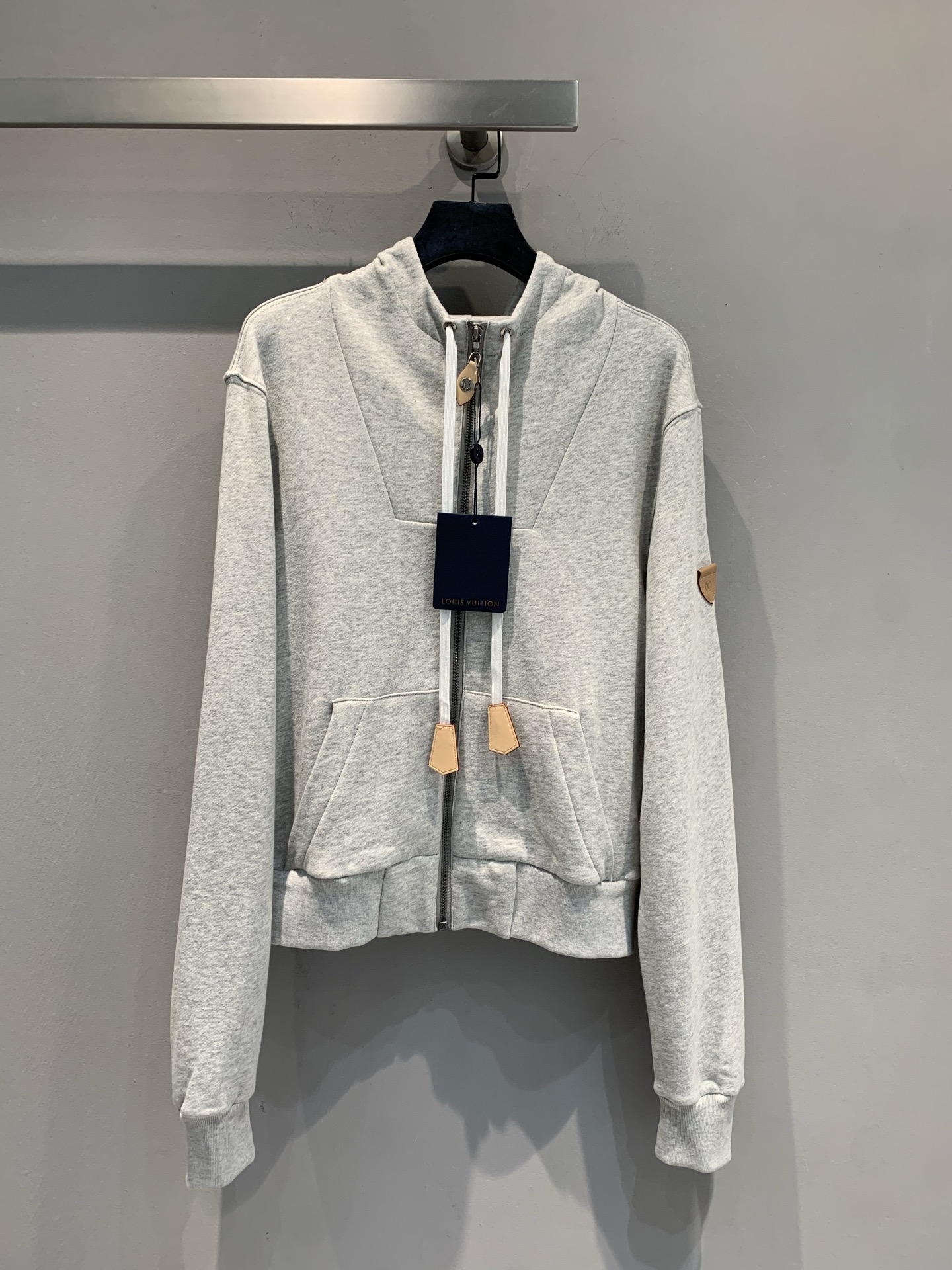 NO:466874,New shipping Lawei Original development Ljia 2025 early autumn new sports leather brand lace-up hooded suit. Short hooded sweatshirt + shorts of the same color, the proportion is directly opened. The fabric is soft and glutinous and crisp. The hooded drawstring design and zipper details are exquisite. The simplicity hides a sense of high-endness. It is refreshing to wear alone, and the layering is also super layered~ Sports style mix and match exquisite, shopping, fitness, afternoon tea, and switching scenes in one set. SML,, louis vuitton, hoodie, sweatshirts, shorts, hats, alexander wang19860909新款出货啦卫 原版开发 L家2025早秋新款运动风皮牌系带连帽套装.短款连帽卫衣+同色短裤,比例直接开挂 面料软糯又挺括,连帽抽绳设计、拉链细节精致,简约中藏着高级感,单穿清爽,叠穿也超有层次~运动风混搭精致感,逛街、健身、下午茶,一套秒切换场景.码数SML,,louis vuitton,hoodie,sweatshirts,shorts,hats,alexander wang,Women's clothing