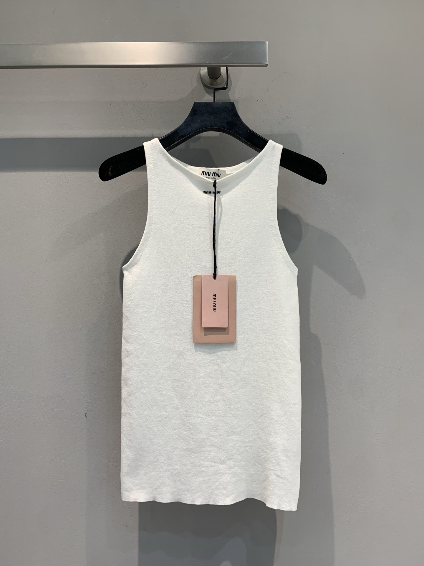 NO:466895,New model is shipped. Original development. Miumi*2025 early autumn new minimalist letter embroidered knitted vest. It uses pure cotton knitted fabric. It is skin-friendly and comfortable, soft and breathable. Sleeveless design. It is suitable for various layering gameplay. It is refreshing and neat for single wear. The inner layer is layered with a shirt/suit. It is simple and not simple. There is nobility hidden in laziness. SML, miumiu,shirts,business suit,alexander wang19860909新款出货啦 原版开发 Miumi*2025早秋新款极简风字母刺绣针织背心.采用纯棉针织面料.亲肤舒适,柔软透气.无袖设计 适配各种叠穿玩法,单穿清爽利落 内搭打底叠穿衬衫/西装,简约不简单 慵懒中藏着贵气.码数SML,,miumiu,shirts,business suit,alexander wang,Women's clothing