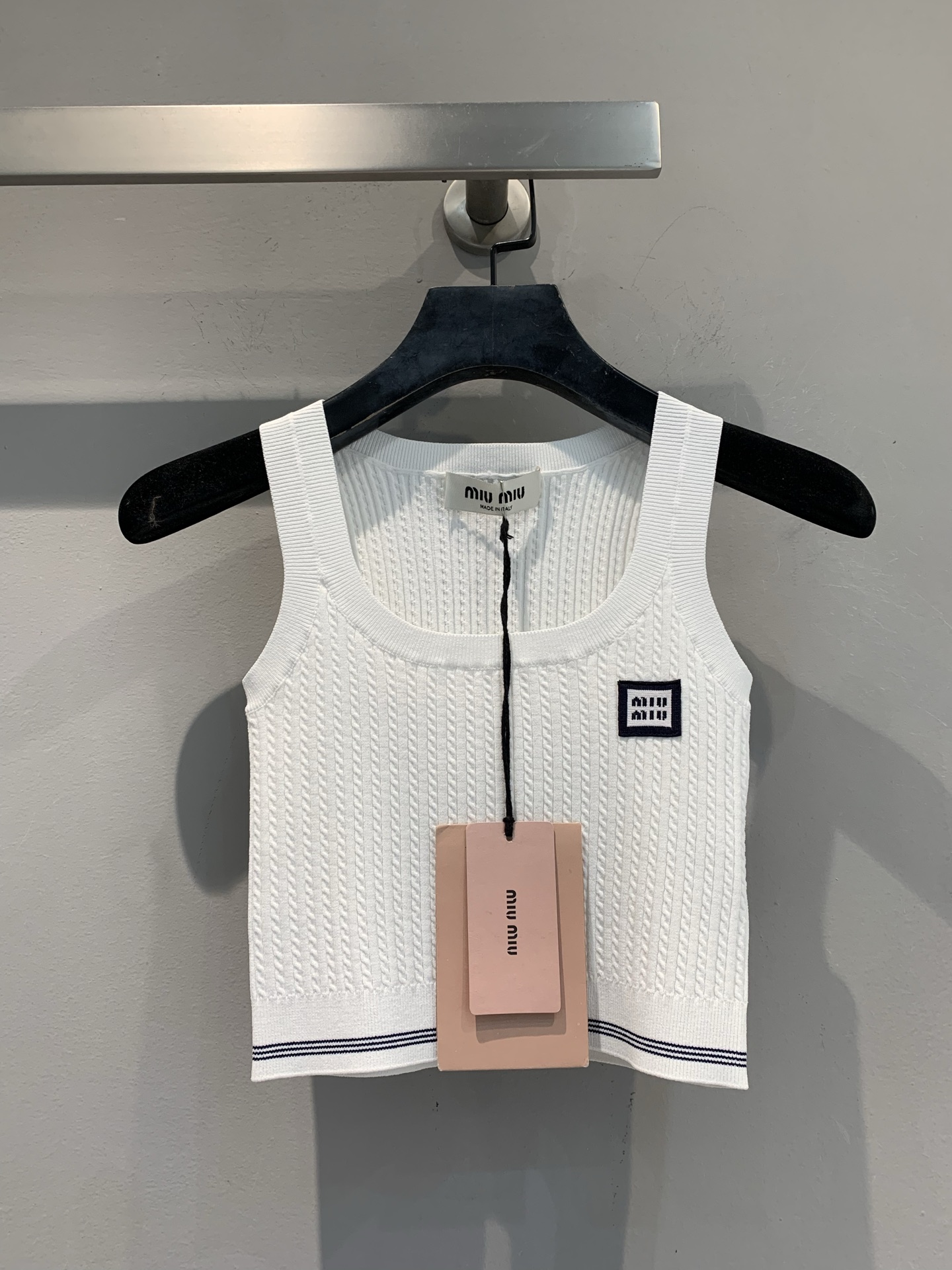 NO:466883,New model is shipped, original development Miumi*2025 early autumn new college style fashionable and versatile U-neck short knitted vest. Milk white cork knitted, with gentle filter U-neck + short design, clavicle and waist-hip ratio one-click grasp, small label embellishment, exquisite feeling full of single wear with high-waist pants, cool and fashionable. SML, miumiu, alexander wang19860909新款出货啦 原版开发 Miumi*2025早秋新款学院风时髦百搭U领短款针织背心.奶白绞花针织,自带温柔滤镜 U领+短款设计,锁骨、腰臀比一键拿捏 小标点缀,精致感拉满单穿配高腰裤,飒爽又时髦.码数SML,,miumiu,alexander wang,Women's clothing