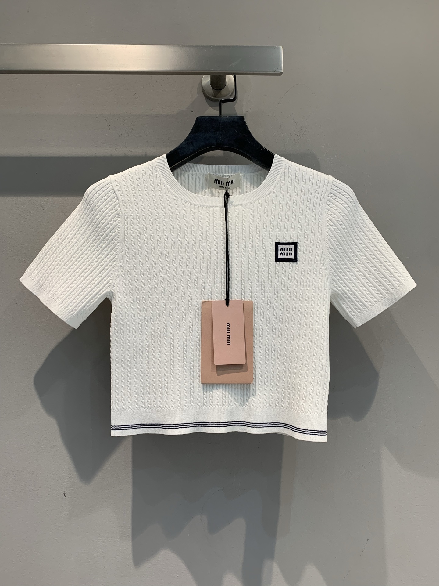 NO:466877,New model is shipped. Original development. Miumi*2025 early autumn new college style letter logo round neck short knitted short sleeves. Customized yarn knitted, crimped texture hides delicate thoughts, short cut is a whole 'waist essence' possessed, small chest marks are low-key and high-end, blue line on the hem finishes the touch, simple and design sense is hidden in the simplicity. Pair high-waisted pants/skirts, fashionable and noble. SML, miumiu, skirts, T-shirt, alexander wang19860909新款出货啦 原版开发 Miumi*2025早秋新款学院风字母logo圆领短款针织短袖.定制纱线针织,绞花纹理藏着细腻心思,短款剪裁一整个“腰精”附体,胸口小标低调又高级,下摆蓝线点睛,简约中藏着设计感 搭高腰裤/半裙,时髦贵气拿捏.码数SML,,miumiu,skirts,T-shirt,alexander wang,Women's clothing