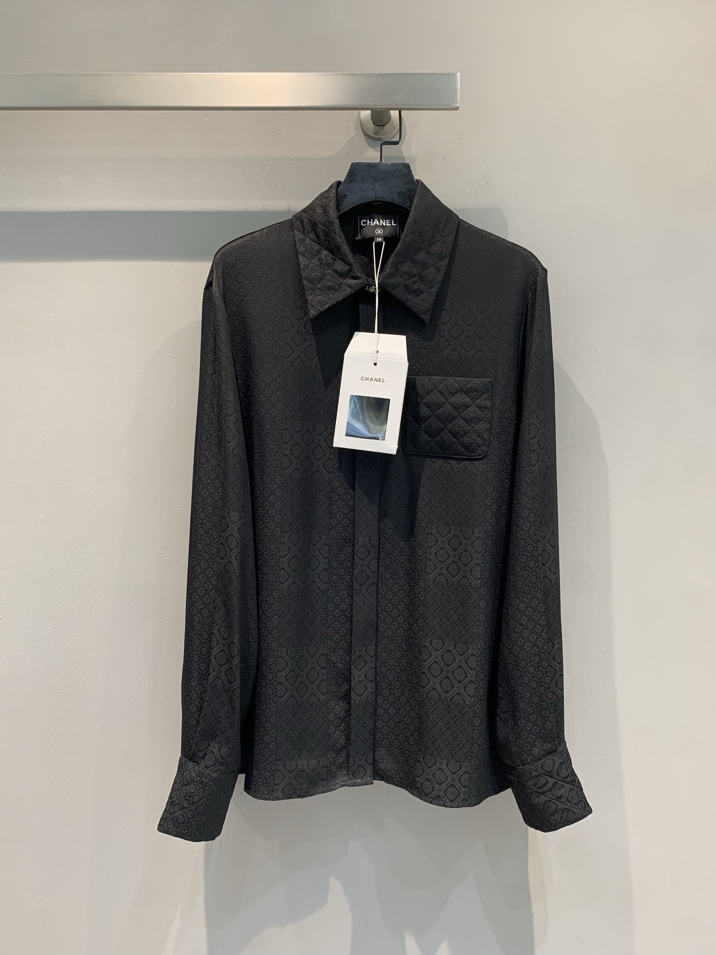 NO:462338,New model is shipped. Original development. C home early autumn new fashionable retro plaid embossed silk shirt. It uses imported mulberry silk fabric, with its own luxurious luster, smooth touch, classic embossed + diamond pockets, a low-key sense of luxury, whether it is workplace commuting or daily outing, one piece supports a fashionable aura and easily adapts to diverse occasions. Number of codes 36 38 40, chanel,shirts, real silk, alexander wang19860909新款出货啦 原版开发 C家早秋新款时髦复古对格压花真丝衬衫.采用进口桑蚕丝面料,自带奢雅光泽,触感柔滑,经典压花+菱格口袋,低调藏不住的高级感无论是职场通勤,还是日常出街,一件撑起时髦气场,轻松适配多元场合.码数36 38 40,,chanel,shirts,real silk,alexander wang,Women's clothing