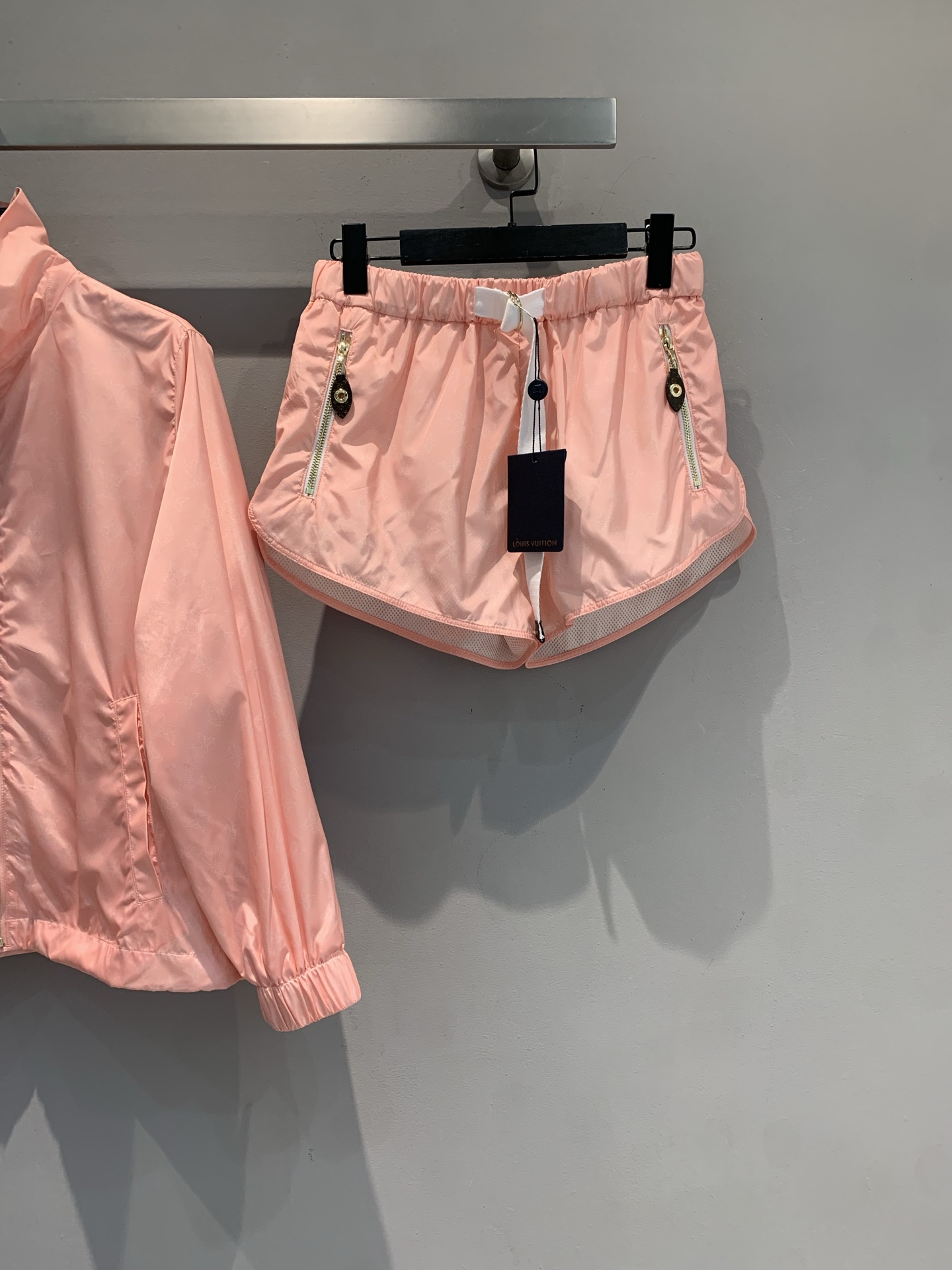 NO:466865,New model shipped, short, original development, Ljia 2025 early autumn new sports style dark pattern old flower pink suit. Imported technology light pink fabric with a breathing feeling. The stand collar design is neat and stylish, the zipper details hide exquisite and ingenious ideas, the shorts echo the same color, the set is a street eye-catching king combination, split and match can unlock N fashion gameplay. SML,,louis vuitton, shorts, alexander wang19860909新款出货啦 短 原版开发 L家2025早秋新款运动风暗纹老花粉色套装.进口科技浅粉轻盈面料,自带呼吸感 立领设计利落有型,拉链细节藏着精致巧思,短裤同色系呼应,成套穿是街头吸睛王炸组合,拆分搭又能解锁N种时尚玩法.码数SML,,louis vuitton,shorts,alexander wang,Women's clothing