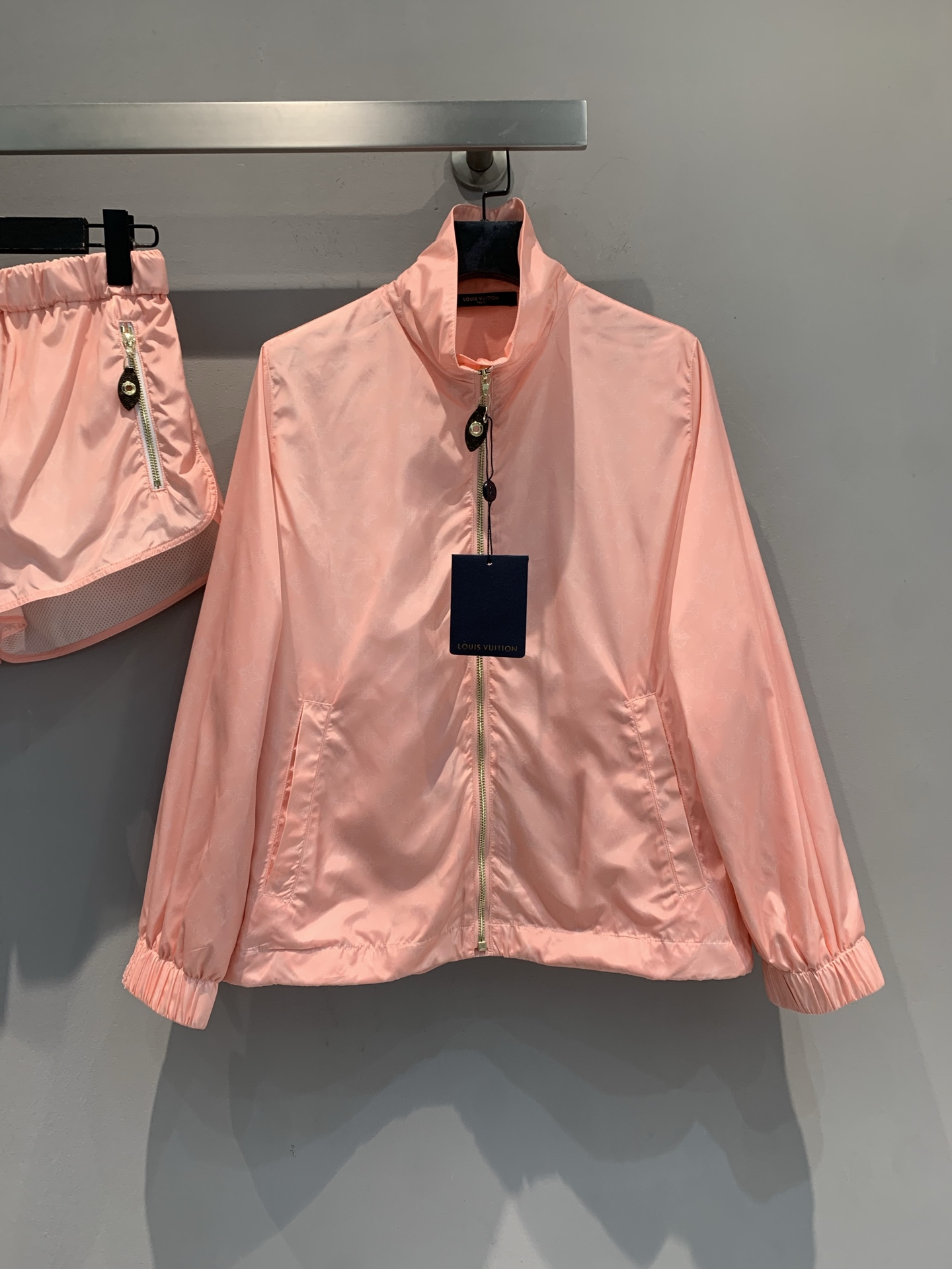 NO:466871,New model shipped out, original development, Ljia 2025 early autumn new sports style dark pattern old flower pink suit. Imported technology light pink fabric with a breathing feeling. The stand collar design is neat and stylish, the zipper details hide exquisite and ingenious ideas, the shorts echo the same color, the set is a street eye-catching king combination, split and match can unlock N fashion gameplay. SML,,louis vuitton, shorts,alexander wang19860909新款出货啦外 原版开发 L家2025早秋新款运动风暗纹老花粉色套装.进口科技浅粉轻盈面料,自带呼吸感 立领设计利落有型,拉链细节藏着精致巧思,短裤同色系呼应,成套穿是街头吸睛王炸组合,拆分搭又能解锁N种时尚玩法.码数SML,,louis vuitton,shorts,alexander wang,Women's clothing