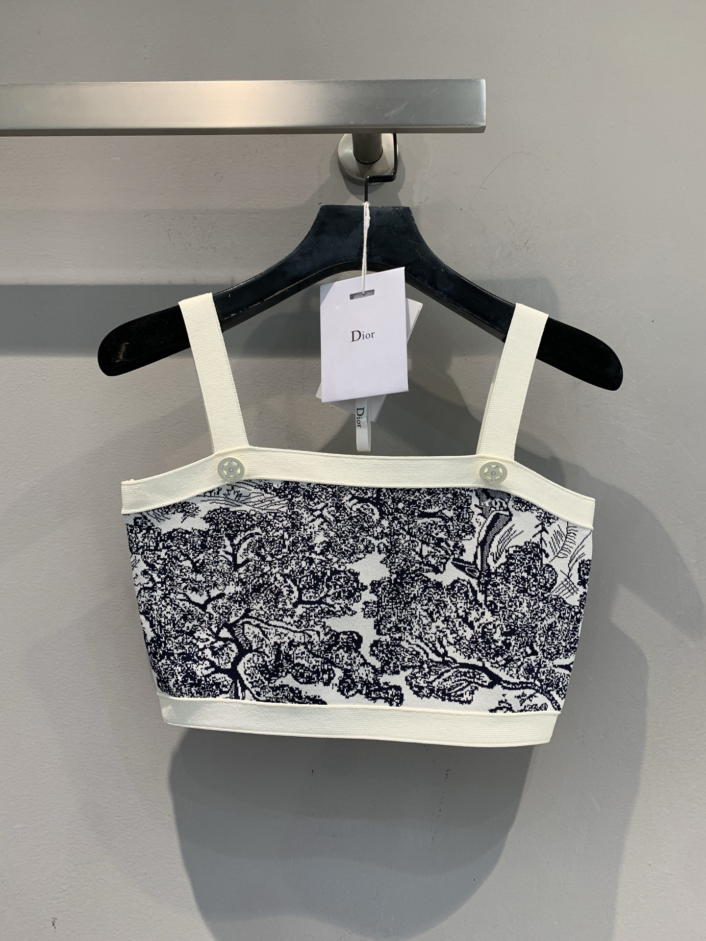 NO:465017,New style shipped CD2025 early autumn new classic Juyi series jacquard suspender vest. suspender design + exquisite buttons, retro and fashion collision, short style outlines waistline, with an elegant and high-end feel, easily create a fashionable French style, wear it, unlock new inspiration for this summer outfit 36 ​​38 40,,alexander wang19860909新款出货啦CD2025早秋新款经典茹伊系列提花吊带背心.吊带设计+精致纽扣,复古与时尚碰撞,短款版型勾勒腰线,自带优雅高级感,轻松打造时髦法式风情,穿它,解锁今夏穿搭新灵感码数36 38 40,,alexander wang,Women's clothing