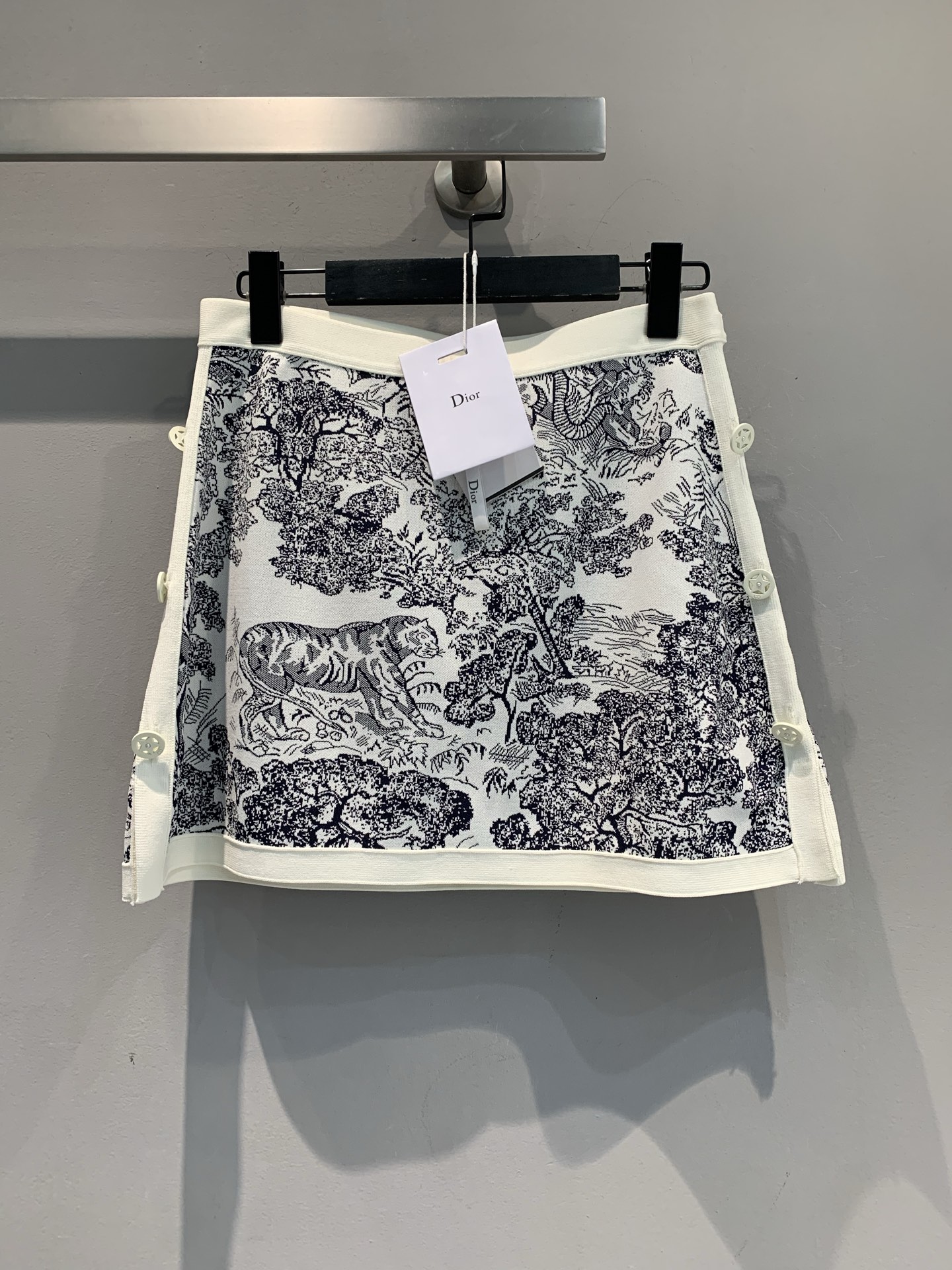 NO:465035,The new model shipped by LaM original version CD2025 early autumn new classic Juyi series jacquard skirt. Black and white color scheme is high-end and unique, the side button design is unique and fashionable, the short skirt style makes the legs look long~ Daily outings, dates and parties, easy to grasp and attract attention C position, a must-have item for fashionable essence. Number of 36 38 40,, skirts, alexander wang19860909新款出货啦M原版开发 CD2025早秋新款经典茹伊系列提花半裙.黑白配色高级又独特,侧边纽扣设计别致又时髦,短裙版型超显腿长～日常出街、约会聚会,轻松拿捏吸睛 C 位,时髦精必备单品.码数36 38 40,,skirts,alexander wang,Women's clothing