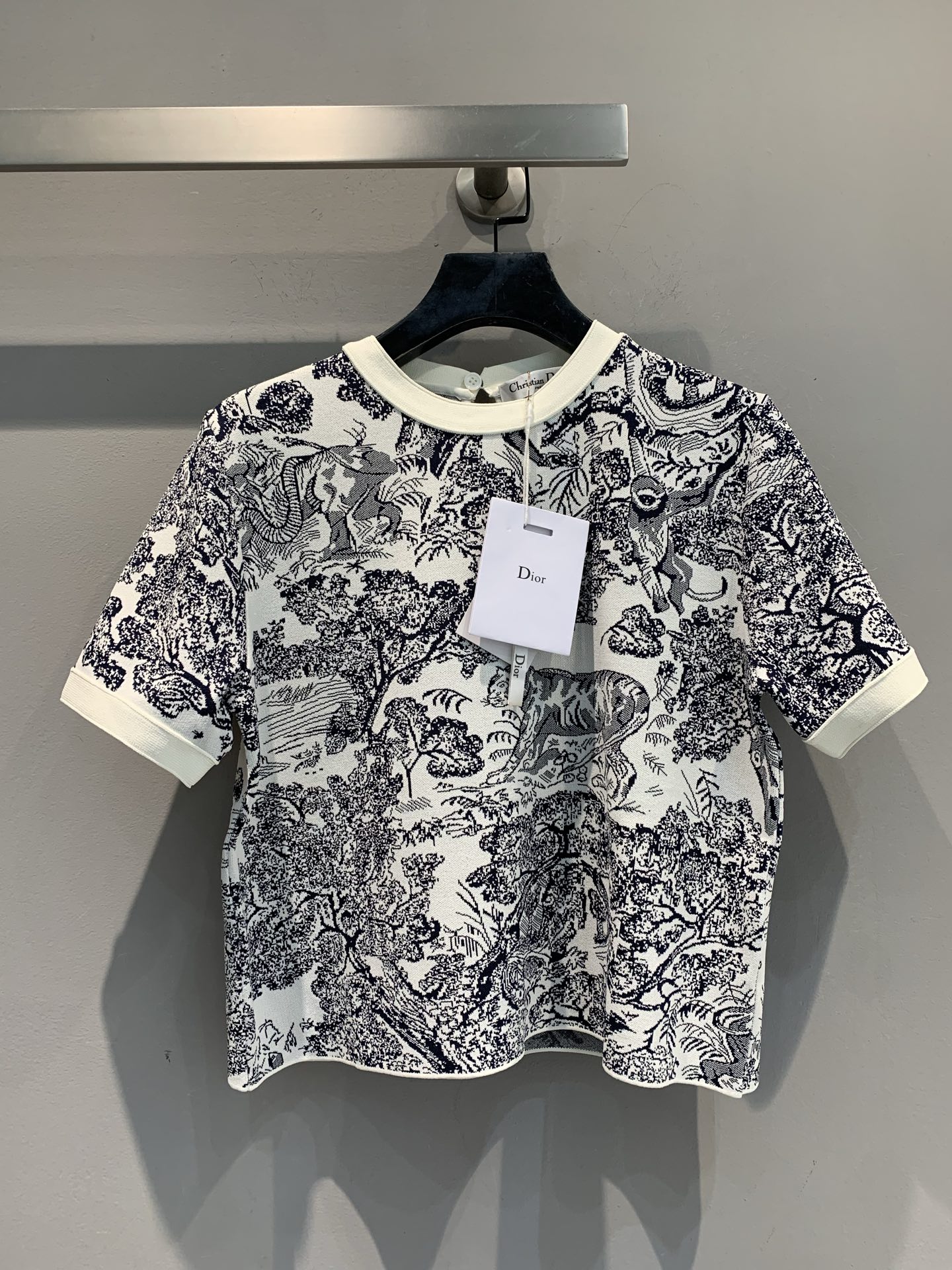 NO:465024,New model shipped M Original development CD2025 early autumn new Juyi series jacquard short sleeves. Short cut + contrasting collar cuffs, retro and fashionable~ Everyday high-waisted pants and skirts, easy to grasp French elegance, wear it out of the street, and the turn-back rate is directly full, which is a must-have in the closet. Fashion Icon. Number 36 38 40,, skirts, T-shirt, alexander wang19860909新款出货啦M 原版开发 CD2025早秋新款茹伊系列提花短袖.短款剪裁+撞色领口袖口,复古又时髦~ 日常搭高腰裤、半裙,轻松拿捏法式优雅,穿它出街,回头率直接拉满,是衣橱里能“封神”的存在 时尚Icon必入.码数36 38 40,,skirts,T-shirt,alexander wang,Women's clothing