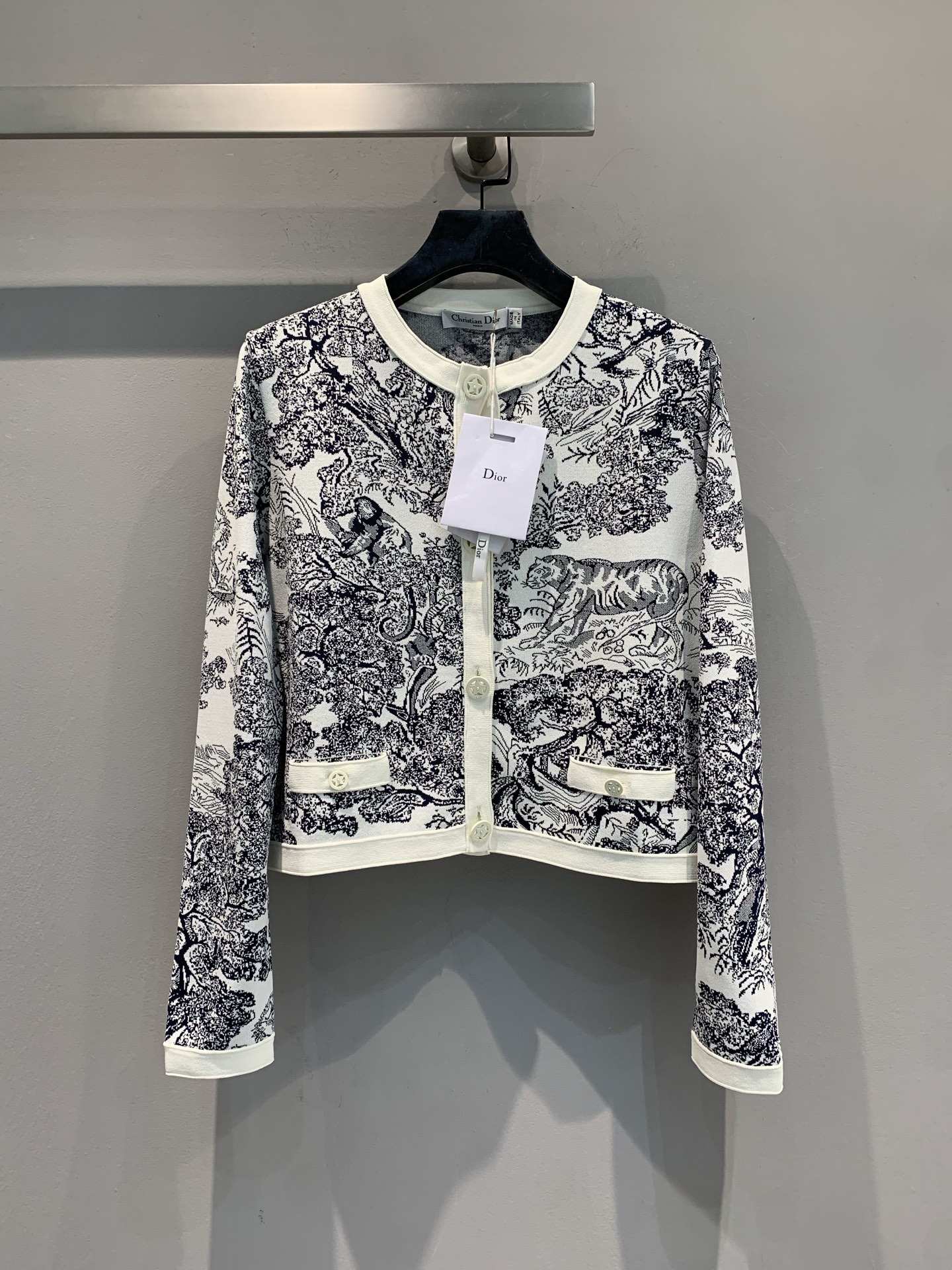 NO:465050,New model shipped LaM original development CD2025 early autumn new Juyi series jacquard cardigan. Classic blue and white color combination + jungle animal print, short cut super proportions with high quality texture, easy to grasp the fashionable and relaxed feeling. C-position reservation for the closet, who wears the advanced one. Number of 36 38 40,,alexander wang19860909新款出货啦M原版开发 CD2025早秋新款茹伊系列提花开衫.经典蓝白配色+丛林动物印花,短款剪裁超显比例自带高定质感,轻松拿捏时髦松弛感.衣橱C位预定,谁穿谁高级.码数36 38 40,,alexander wang,Women's clothing