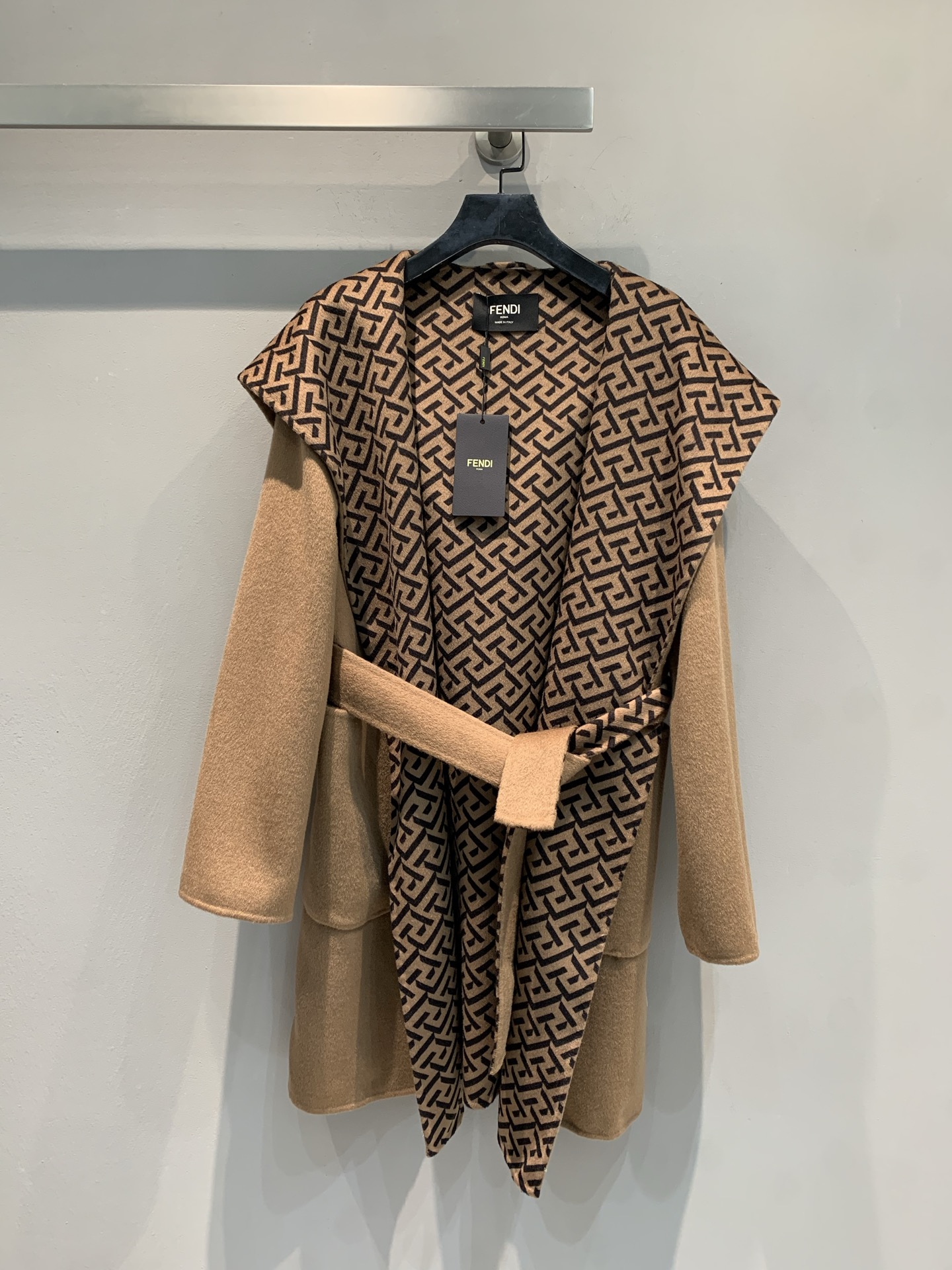 NO:471497,New models with dust bags are shipped. FD2025 autumn and winter new double F hooded bathrobe style mid-length coat, original custom-made Australian cashmere three-dimensional double F presbyopia double-sided tweed fabric, soft and stylish upper body feel!  Loose style, shoulder-drop hooded design, revealing intellectual beauty in laziness!  S M L, Hats,alexander wang19860909配防尘袋新款出货啦 FD2025秋冬新款双F连帽浴袍式中长款大衣,原版定织澳洲羊绒立体双F老花双面呢面料,上身手感软糯有型！宽松版型落肩连帽设计,慵懒中透露知性美！码数S M L,,hats,alexander wang,Women's clothing