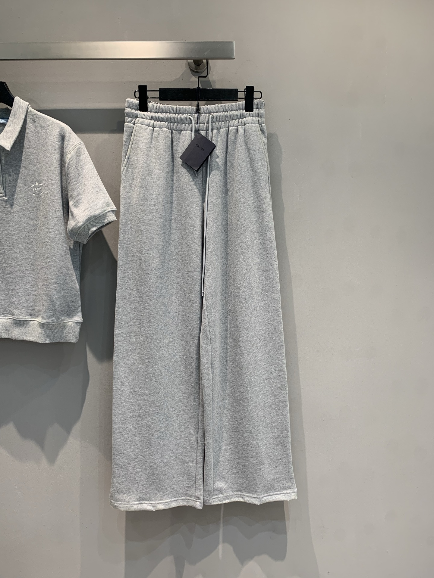 NO:465009,The new model shipped, original development Prad*2025 early autumn new elastic waist tie loose casual pants. It uses 100% pure cotton fabric soft and skin-friendly, elastic waist + drawstring design, suitable for various figures, pants are straight and draped, and the floor length is one-click to lengthen and have a high proportion. The relaxed feeling of walking with a style, lazy but super stylish~ Wear the same color polo shirt, and the casual and sporty feeling is full; paired with a short top + dad shoes, instantly turns into a street cool girl, daily/outside/stay at home, and a pair of pants completes N styles. Size SML, prada, alexander wang19860909新款出货啦原版开发 Prad*2025早秋新款松紧腰系带宽松休闲裤.采用百分百纯棉面料软糯亲肤,松紧腰+抽绳设计,适配各种身材,裤型直筒垂坠,拖地长度一键拉长高挑比例,走路带风的松弛感,懒懒散散却超有范儿～搭同色系polo衫,休闲运动感拉满；配短上衣+老爹鞋,秒变街头酷girl,日常/出街/宅家,一条裤子搞定N种风格.码数SML,,prada,alexander wang,Women's clothing