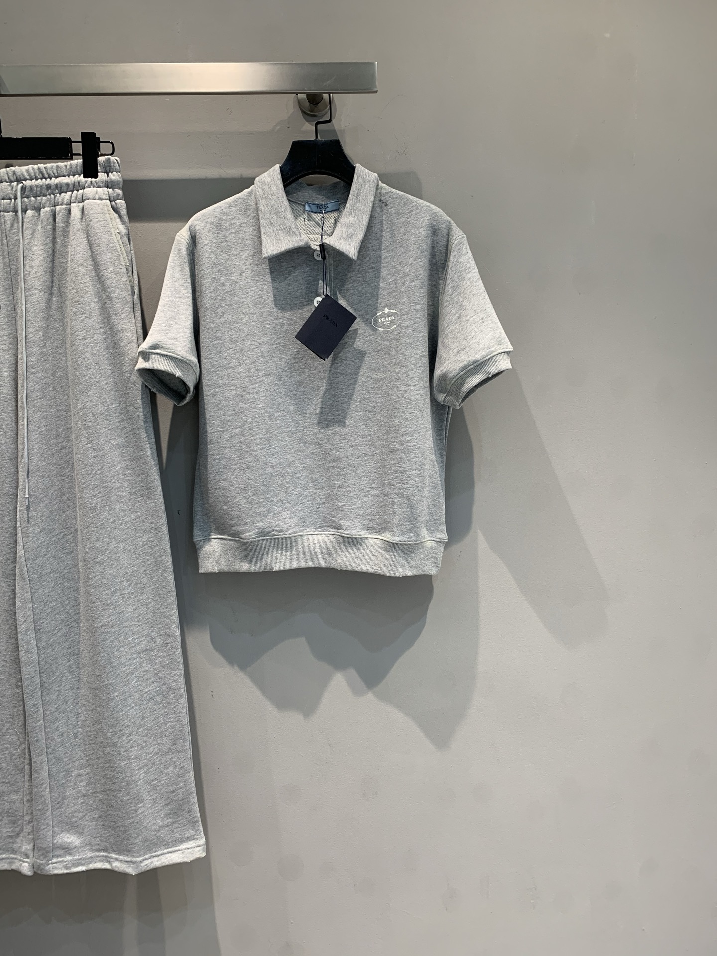 NO:465016,The new model is shipped and original development. Prad*2025 early autumn new letter logo short polo collar short sleeves. It uses 100% pure cotton fabric soft and glutinous skin-friendly, with small lapels + exquisite small labels. It hides a sense of high quality in simplicity, and is both slim and tall. It is both slim and tall. One set of wears out and one set of photos is 'easy and fashionable' every day/on the street/date, and one set of one set of things to do. The light gray color scheme is not picky, and the relaxed outfit is closed with eyes!  SML, prada, skirts, T-shirt, alexander wang19860909新款出货啦原版开发 Prad*2025早秋新款字母logo短款polo领短袖.采用百分百纯棉面料软糯亲肤,小翻领+精致小标,简约中藏着高级感,搭高腰裤/短裙都绝；显瘦显高两不误,一套穿出门,随手拍都是“毫不费力的时髦”日常/出街/约会,一套搞定N种场合,浅灰配色不挑人,闭眼入的松弛感神装！码数SML,,prada,skirts,T-shirt,alexander wang,Women's clothing