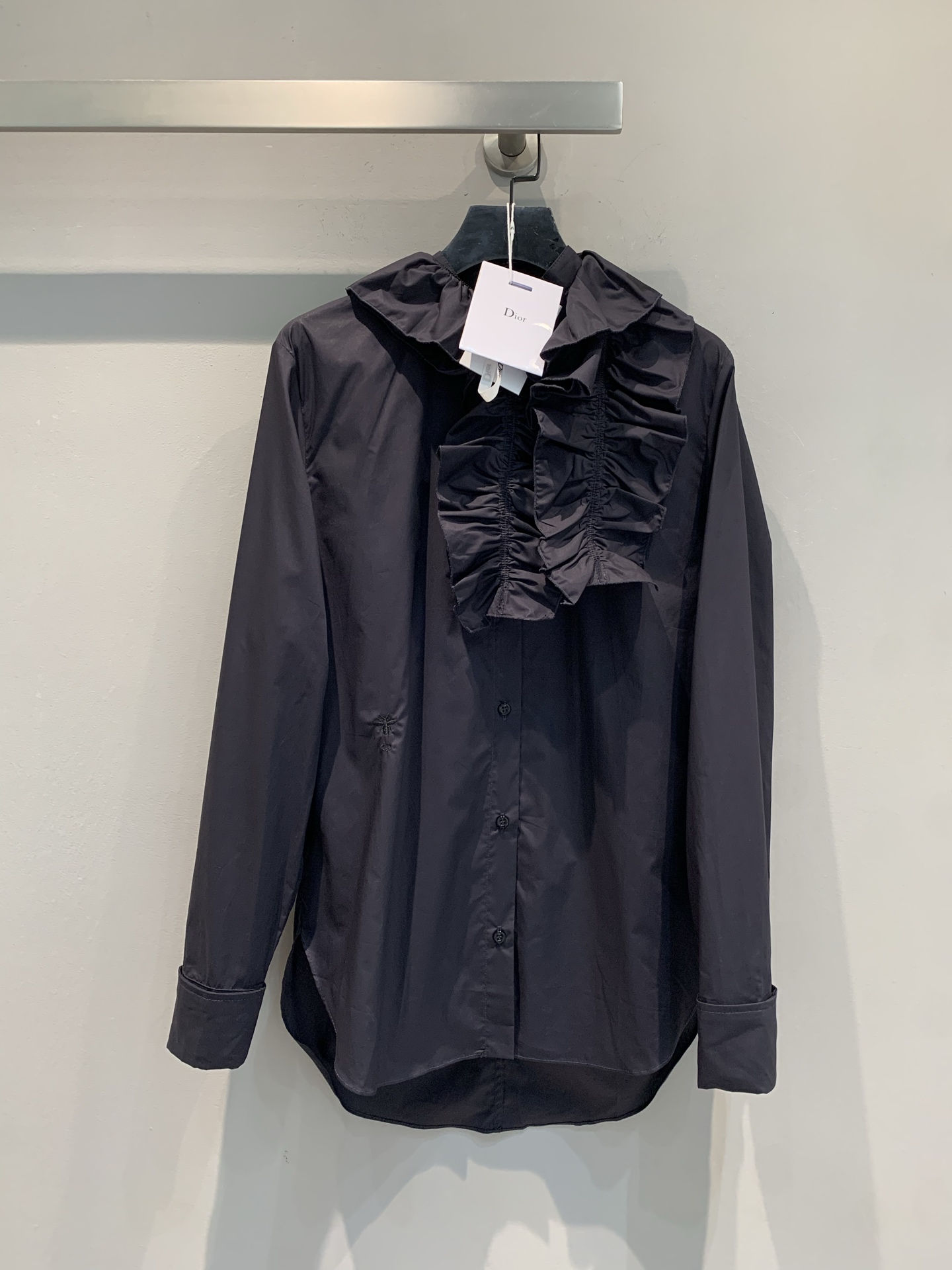 NO:465062,New model shipped M Original development CD2025 early autumn new retro three-dimensional wood ear pleated cotton shirt. It uses 100% pure cotton fabric, high-quality texture, skin-friendly and comfortable. The classic style blends romantic pleated design, and the details show elegant style. The neat tailoring is adapted to diverse scenes, and it is easy to grasp the exquisite and fashionable feeling. It is a high-end item worth collecting in the closet, injecting French style and the unique luxury texture of the brand into the outfit. Number 36 38 40,,shirts,alexander wang19860909新款出货啦M 原版开发 CD2025早秋新款复古风立体木耳边褶皱纯棉衬衫.采用百分百纯棉面料,质感高级,亲肤舒适.经典版型融合浪漫褶皱设计,细节处尽显优雅格调.利落剪裁适配多元场景,轻松拿捏精致时髦感,是衣橱里值得珍藏的高级单品,为穿搭注入法式风情与品牌独有的奢华质感 .码数36 38 40,,shirts,alexander wang,Women's clothing