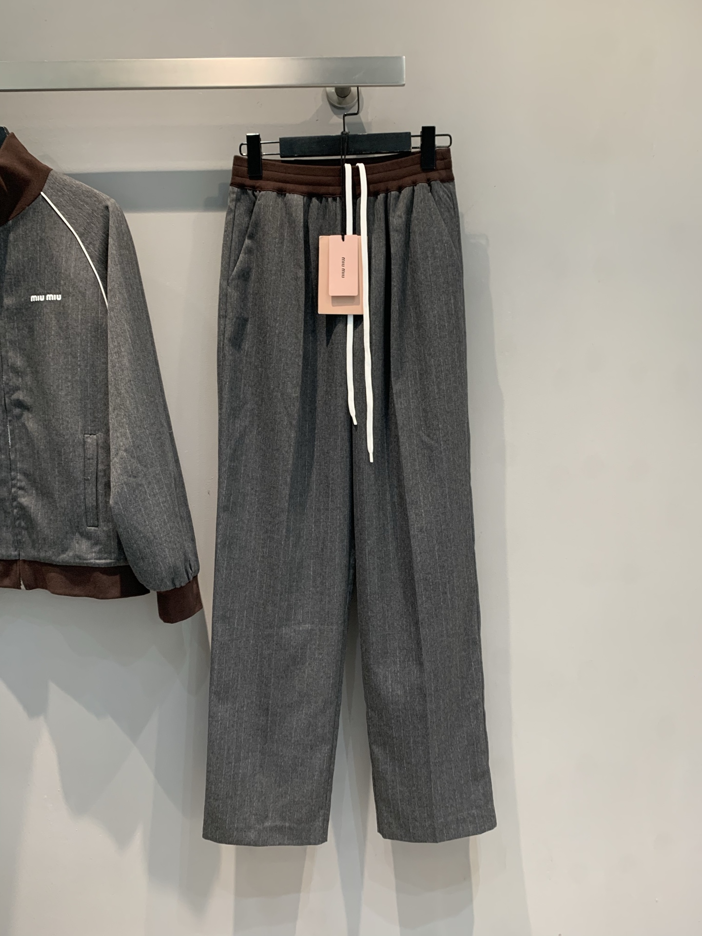 NO:465023,New style is shipped, pants, original development, Miumi 2025 early autumn new Academy style contrasting edge sports suit. It uses imported cotton wool fabric, with delicate texture and a crisp style. The gray-brown color combination has a high-end feel, a small stand collar + zipper design, and it hides neatness in the casualness. A set of tops + pants is complete, and you don’t have to bother to match it. You can wear it casually and be 'workless fashionable'. SML, miumiu, alexander wang19860909新款出货啦 裤 原版开发 Miumi2025早秋新款学院风撞色边运动套装.采用进口棉羊毛面料,质感细腻,版型挺括.灰棕配色自带高级感,小立领+拉链设计,休闲中藏着利落,上衣+裤子一套配齐,不用费心搭配,随手一穿就是“毫不费力的时髦”.码数SML,,miumiu,alexander wang,Women's clothing