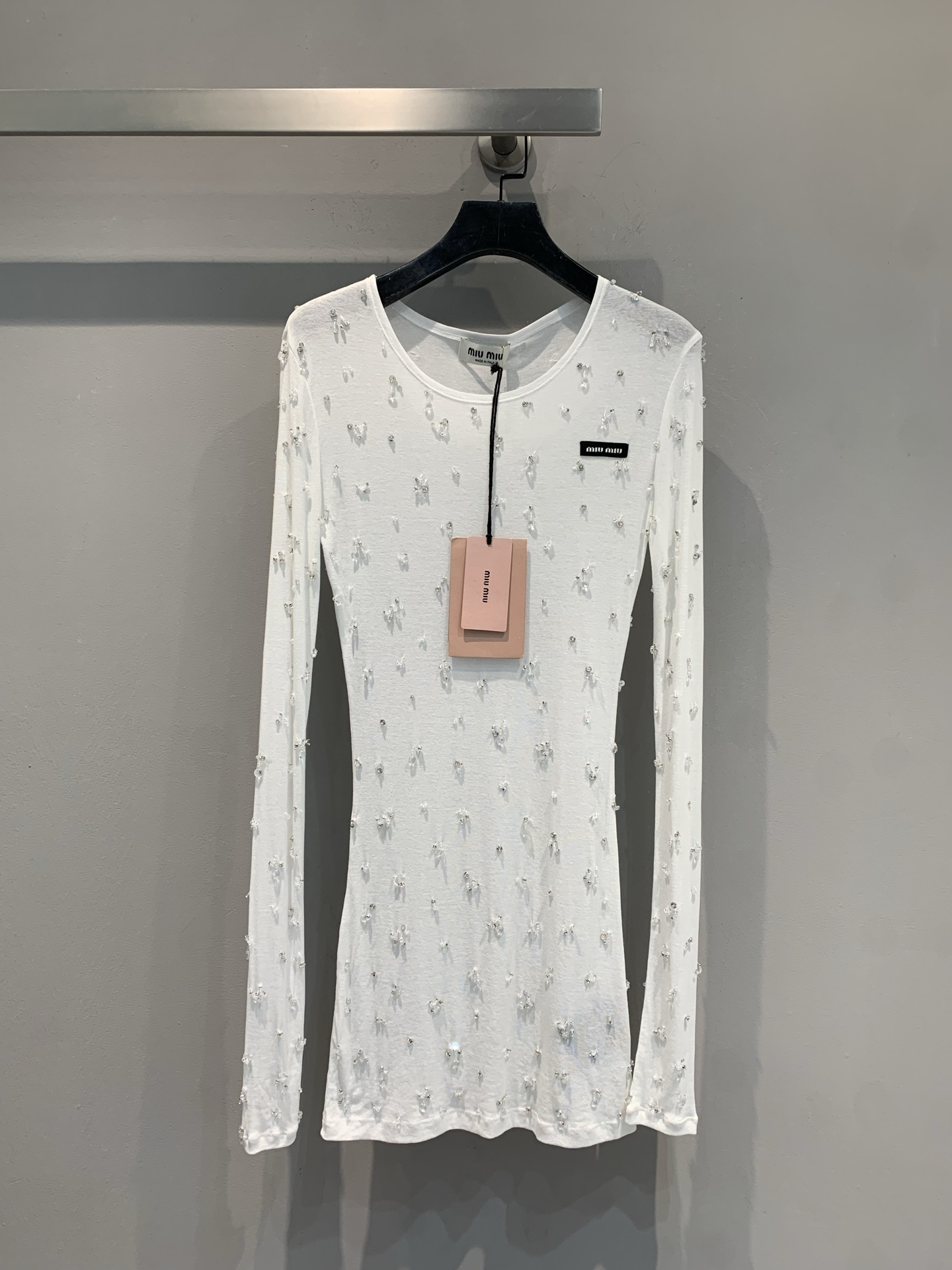 NO:462359,New model shipped M original real shot Miumi* early autumn new heavy industrial rhinestone one-shoulder base dress. The white skirt is 'bright' and it's a little bit!  Slim skirt with thin flashing diamonds, tight cut out curves, long-sleeved design hides flesh and is sexy, dinner, dates... Just wear it, you will be the C position of the whole audience, wear a jacket and boots, and easily grasp the 'dark night waist essence' atmosphere ~ SML,,miumiu, boots, skirts, jackets & coats, alexander wang19860909新款出货啦M 原版实拍 Miumi*早秋新款重工水钻一字肩打底连衣裙. 白裙“亮” 点时刻！自带细闪碎钻的修身裙,紧身剪裁勾勒曲线,长袖设计藏肉又性感,晚宴、约会… 只要穿上它,你就是全场 C 位,随手搭外套、配靴子,轻松拿捏“暗夜小腰精” 氛围感～码数SML,,miumiu,boots,skirts,jackets & coats,alexander wang,Women's clothing