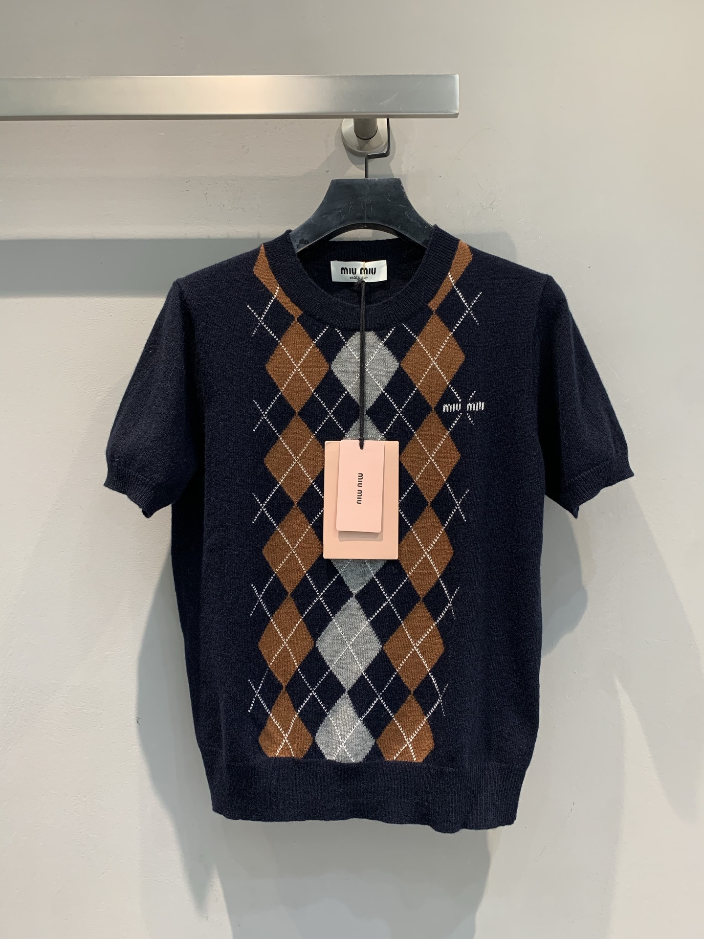 NO:462345,New model is shipped. Original development. Miumi* early autumn new retro and fashionable diamond-shaped knitted short-sleeved sleeves. Classic hidden blue background, brown and gray diamond-shaped intertwined, retro and fashionable. Exquisite small tag embellishments, texture online, easy to grasp the noble and relaxed feeling, suitable for daily street outings or exquisite dates. Wear your own fashion filter and become a dressing expert in seconds. SML, miumiu, T-shirt, alexander wang19860909新款出货啦 原版开发 Miumi*早秋新款复古时髦菱格纹针织短袖.经典藏蓝底色,棕灰菱格交织,复古又时髦 精致小标点缀,质感在线,轻松拿捏贵气松弛感,日常出街或精致约会都适配,穿上自带时尚滤镜,秒变穿搭达人.码数SML,,miumiu,T-shirt,alexander wang,Women's clothing