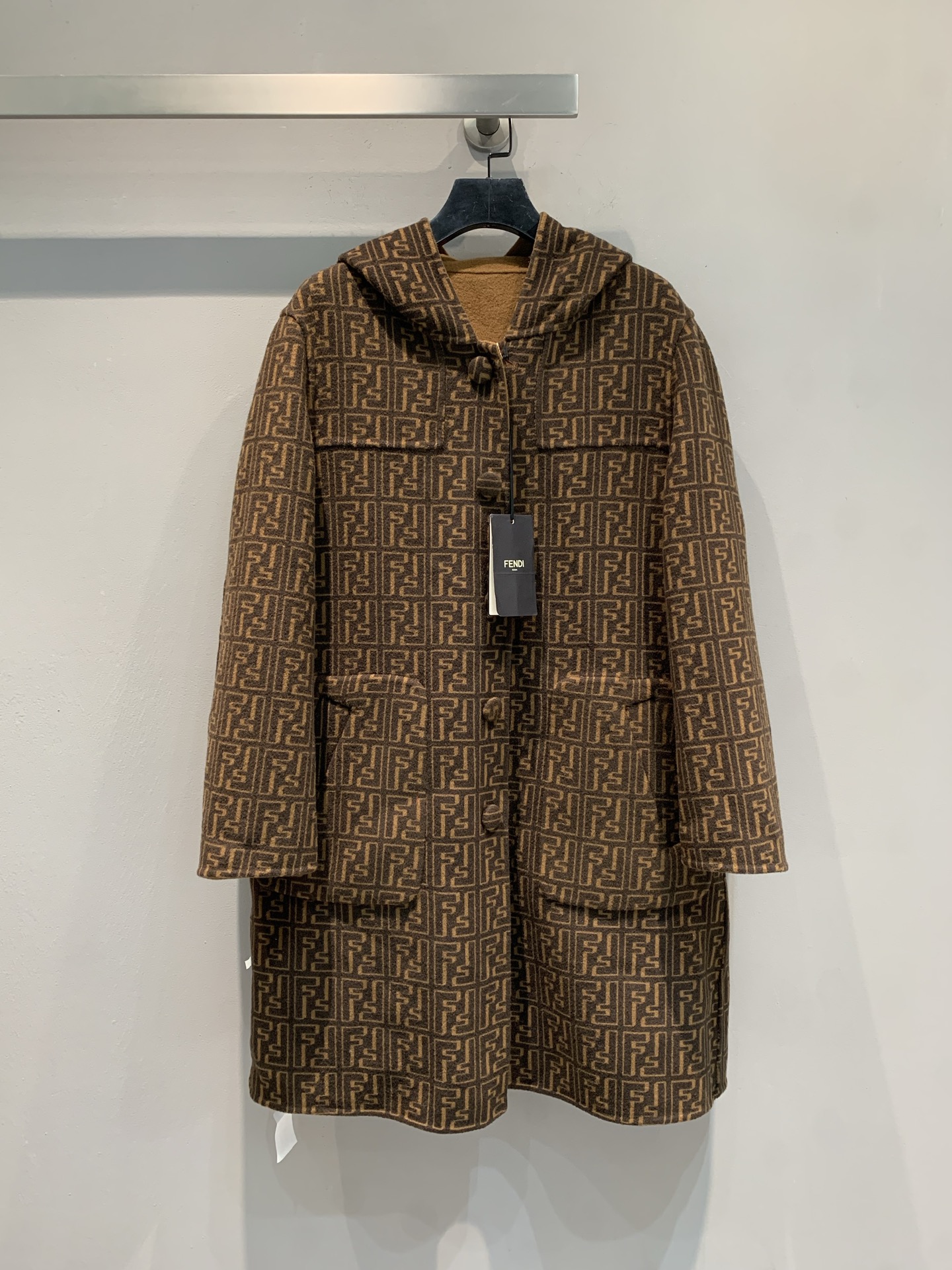 NO:471480,New models with dust bags are shipped. FD2025 autumn and winter new FF presbyopia double-sided hooded mid-length coat, original custom-made Australian ultra-fine wool three-dimensional double-F presbyopia double-sided tweed fabric, soft and stylish upper body feel!  Loose style, shoulder-drop hooded design, revealing intellectual beauty in laziness!  Count 36 38 40, Hats,alexander wang19860909配防尘袋新款出货啦 FD2025秋冬新款FF老花双面穿连帽中长款大衣,原版定织澳洲超细羊毛立体双F老花双面呢面料,上身手感软糯有型！宽松版型落肩连帽设计,慵懒中透露知性美！码数36 38 40,,hats,alexander wang,Women's clothing