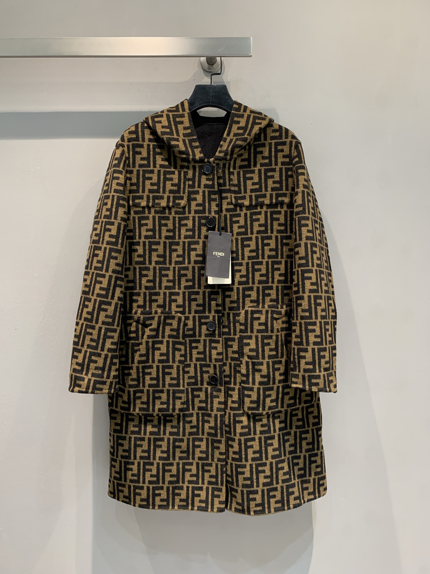 NO:471487,New style with dust bags shipped FD2025 autumn and winter new FF presbyop double-sided hooded mid-length coat, original custom-made Australian ultra-fine wool three-dimensional double-F presbyop double-sided tweed fabric, soft and stylish upper body feel!  Loose style, shoulder-drop hooded design, revealing intellectual beauty in laziness!  Count 36 38 40, Hats,alexander wang19860909配防尘袋新款出货啦FD2025秋冬新款FF老花双面穿连帽中长款大衣,原版定织澳洲超细羊毛立体双F老花双面呢面料,上身手感软糯有型！宽松版型落肩连帽设计,慵懒中透露知性美！码数36 38 40,,hats,alexander wang,Women's clothing