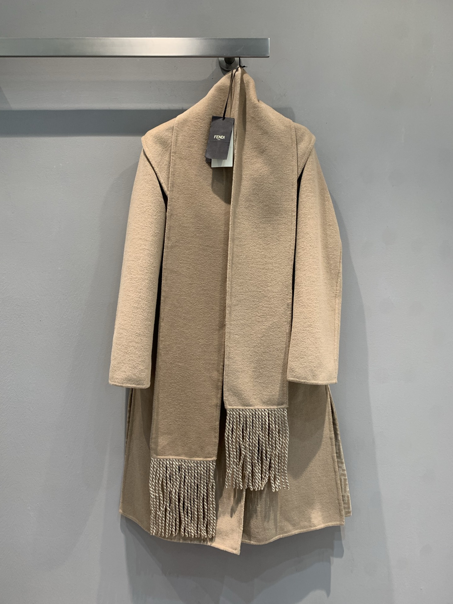 NO:471505,The new model with dust bag is shipped. FD2025 autumn and winter new FF presbyterian scarf wool coat, enjoying high-end high-stack thickened Australian wool luxury fabric. The upper body has an old-cost temperament, and the style is very crisp. The upper body feels soft and slim and stylish!  Loose style shoulder-falling design reveals intellectual beauty in laziness!  Number of codes 36 38 40, alexander wang19860909配防尘袋新款出货啦FD2025秋冬新款FF老花围巾款羊毛大衣,尊享高端高支加厚澳毛奢华面料.上身自带老钱气质,版型非常挺括.上身手感软糯有型！宽松版型落肩设计,慵懒中透露知性美！码数36 38 40,,alexander wang,Women's clothing