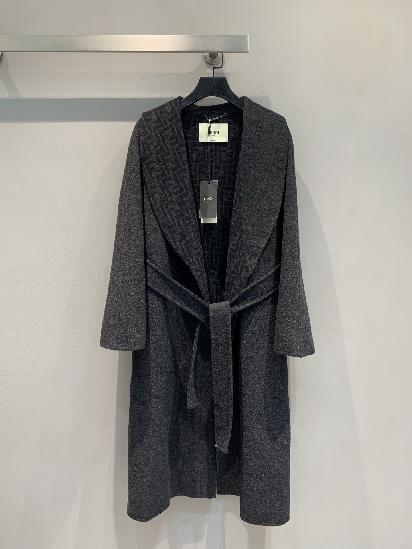 NO:471492,New FD2025 autumn and winter new FF presbyopia chain tied mid-length coat, original custom-made Australian ultra-fine wool three-dimensional double F presbyopia double-sided tweed fabric, soft and stylish upper body feel!  Paired with a belt in the same color, a loose shoulder-down design, revealing intellectual beauty in laziness!  Number of codes 36 38 40, alexander wang19860909配防尘袋新款出 FD2025秋冬新款FF老花链条系带中长款大衣,原版定织澳洲超细羊毛立体双F老花双面呢面料,上身手感软糯有型！搭配同色系腰带,宽松版型落肩设计,慵懒中透露知性美！码数36 38 40,,alexander wang,Women's clothing