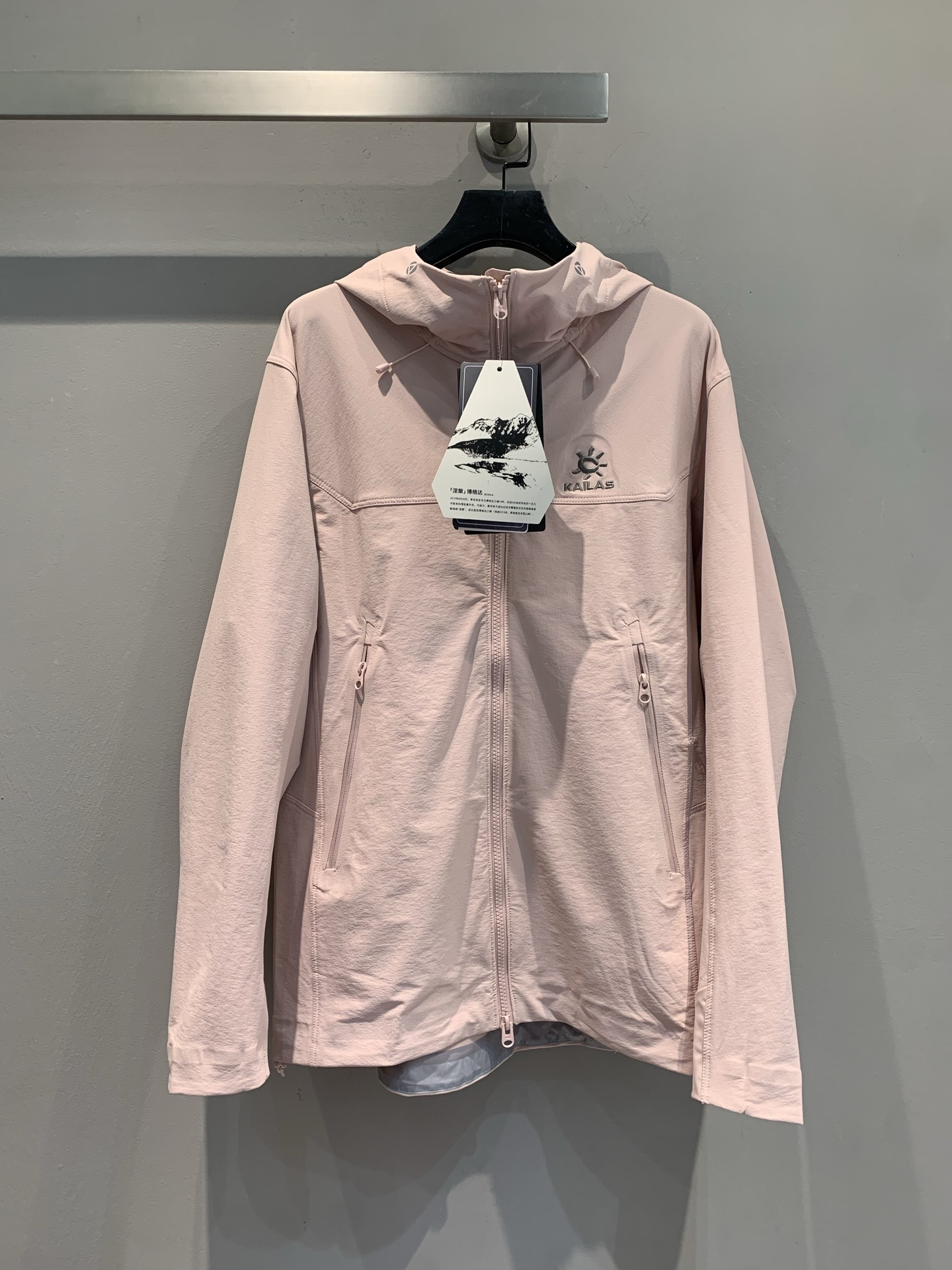 NO:463426,New models are shipped. KAILA* Kaileshi soft shell jacket jacket, OEM channel goods, customer supply of fixed weaving and dyeing imported nylon blend fabric, GORE-TEX technology fabric, windproof, waterproof, oil-proof, light and wear-resistant, soft to the touch, comfortable and breathable to wear!  Stand-alone hooded design, two-way zipper placket, zipper pocket is convenient for storage and not easy to lose; loose three-dimensional style cut, easy to control both men and women!  Both appearance and functionality!  You can wear it in daily leisure, outdoor sports, hiking and mountaineering, and it is suitable for many occasions!  Size S M L XL XXL,,jackets & coats,jackets & coats,hats,alexander wang19860909新款出货啦 KAILA*凯乐石软壳冲锋衣夹克外套,代工厂渠道货,客供定织定染进口锦纶混纺面料,GORE-TEX科技面料,防风、防水、防油污、轻薄耐磨,触感柔软,穿着亲肤舒适透气！立领连帽设计,双向拉链开襟,拉链口袋方便置物不易丢失；宽松立体版型剪裁,男女都可轻松驾驭！颜值和功能性兼备！日常休闲、户外运动、徒步登山皆可穿着,适用多种场合！尺码S M L XL XXL,,jackets & coats,jackets & coats,hats,alexander wang,Women's clothing