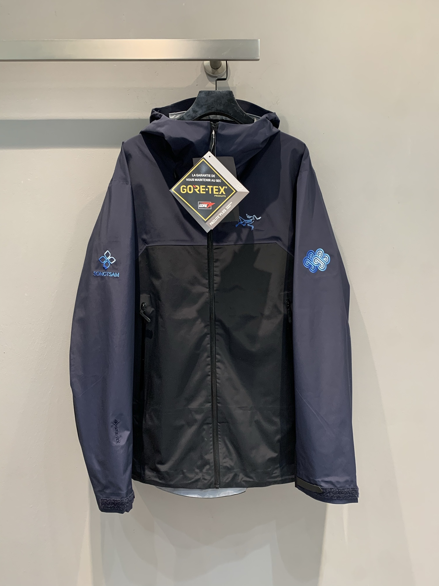 NO:464975,New models shipped by LaM OEM Factory Arcteryx Songtsam Arcteryx Songtsam Jointly-branded hard shell jacket mountain climbing series Namu BETA SL GAMMAx Songtsam Jointly-branded BETA SL 3.0 SONGTSAM Embroidered Gradient Logo Hooded Hard Shell Long Sleeve Jacket Outdoor Jacket Same Model for Men and Women Couples Hard Shell Jacket, adopts Zp four-time glue pressing process, three-dimensional bionic design Bata AR is based on Tri-Durance windproof and rainproof fabric, with its own waterproof N100d-GORE-TEX Pro ISO polymer material is breathable and thin, and the fabric can form lotus leaf water droplets even when it encounters water, perfect waterproof and breathable, and has excellent tear resistance!  The two-way zipper underarms is designed to facilitate quick ventilation, and the splicing process makes movement more comfortable. In order to further reduce the size and weight of the seam, we added a WaterTight zipper with RS zipper head on the chest. Most importantly, the Patrol machine has embroidered the ARC TERYX logo!  As a star product of Bata AR, it has always performed outstandingly in extreme mountain environments and is now even stronger!  S M L XL XXL,arc'teryx,jackets & coats,jackets & coats,hats,alexander wang19860909新款出货啦M代工厂出品 Arcteryx Songtsam 始祖鸟松赞联名硬壳冲锋衣登山攀岩系列 纳木BETA SL GAMMAx 松赞联名款BETA SL 3.0 SONGTSAM 刺绣渐变logo连帽硬壳长袖夹克户外冲锋衣 男女情侣同款 硬壳外套冲锋衣,采用Zp四次压胶工艺 立体仿生学设计 Bata AR以Tri-Durance防风、防雨面料为基础,自带防水N100d-GORE-TEX Pro ISO高分子材料透气薄,面料即使遇水也能形成荷叶水滴效果完美防水透气,而且抗撕裂性能超赞！腋下双向拉链设计方便快速通风,拼接工艺使活动更自如.为了进一步减少接缝大小和重量,我们在胸前加入了WaterTight拉链配RS拉链头.最重要的是,百达灵机器绣上了ARC TERYX徽标！Bata AR作为的明星产品,在极限高山环境中一直表现卓越,如今更加强大！码数S M L XL XXL,arc'teryx,jackets & coats,jackets & coats,hats,alexander wang,Women's clothing