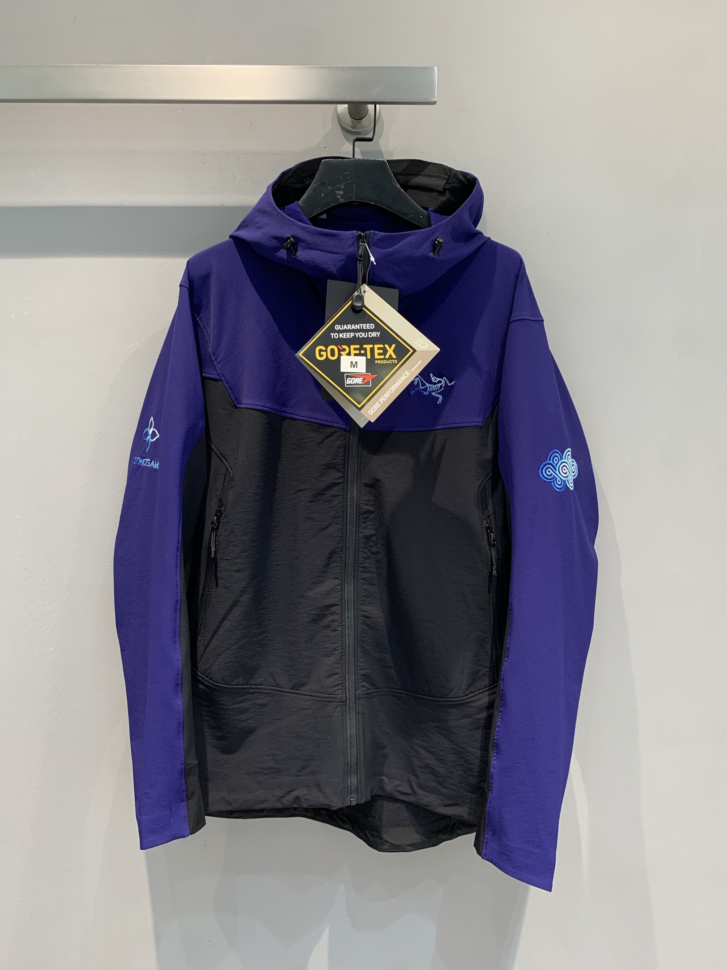 NO:464968,New models shipped by LaM OEM Factory Arcteryx Songtsam Soft-shell jacket mountain climbing series Namu BETA SL GAMMAx Soft-shell couple BETA SL 3.0 SONGTSAM Embroidered gradient logo hooded hard shell long-sleeved jacket outdoor jacket same style for men and women couples Hard shell jacket, adopts Zp four-time glue pressing process, three-dimensional bionic design Bata AR is based on Tri-Durance windproof and rainproof fabric, with its own waterproof N100d-GORE-TEX Pro ISO polymer material is breathable and thin, and the fabric can form lotus leaf water droplets even when it encounters water, perfect waterproof and breathable, and has excellent tear resistance!  The two-way zipper underarms is designed to facilitate quick ventilation, and the splicing process makes movement more comfortable. In order to further reduce the size and weight of the seam, we added a WaterTight zipper with RS zipper head on the chest. Most importantly, the Patrol machine has embroidered the ARC TERYX logo!  As a star product of Bata AR, it has always performed outstandingly in extreme mountain environments and is now even stronger!  S M L XL XXL,arc'teryx,jackets & coats,jackets & coats,hats,alexander wang19860909新款出货啦M代工厂出品 Arcteryx Songtsam 始祖鸟松赞联名软壳冲锋衣登山攀岩系列 纳木BETA SL GAMMAx 松赞联名款BETA SL 3.0 SONGTSAM 刺绣渐变logo连帽硬壳长袖夹克户外冲锋衣 男女情侣同款 硬壳外套冲锋衣,采用Zp四次压胶工艺 立体仿生学设计 Bata AR以Tri-Durance防风、防雨面料为基础,自带防水N100d-GORE-TEX Pro ISO高分子材料透气薄,面料即使遇水也能形成荷叶水滴效果完美防水透气,而且抗撕裂性能超赞！腋下双向拉链设计方便快速通风,拼接工艺使活动更自如.为了进一步减少接缝大小和重量,我们在胸前加入了WaterTight拉链配RS拉链头.最重要的是,百达灵机器绣上了ARC TERYX徽标！Bata AR作为的明星产品,在极限高山环境中一直表现卓越,如今更加强大！码数S M L XL XXL,arc'teryx,jackets & coats,jackets & coats,hats,alexander wang,Women's clothing