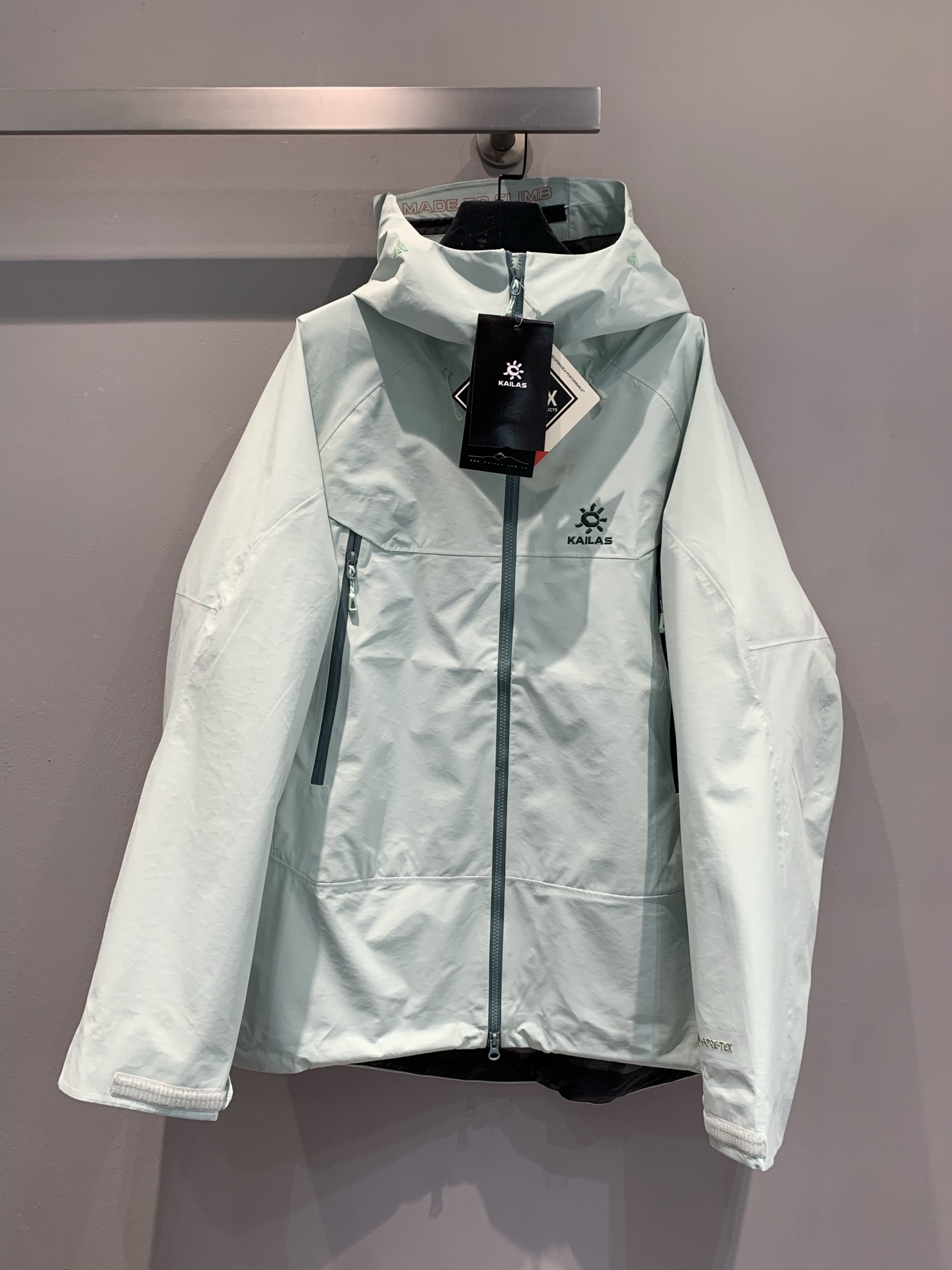 NO:464945,New models shipped by OEM factory [Kelestone] MONT-X PRO hard-shell hooded jacket, same style for men and women. Kelestone mont-x pro meets the protection, lightweight and functional needs of outdoor adventure with better performance. The carefully upgraded MONT X-PRO has stronger waterproof performance while further achieving lightweight, equipped with professional sports tailoring, significantly improving the lightness and flexibility of sports, providing all-weather protection and comfortable wearing experience for alpine sports. Size S M L XL XXL,,hats,alexander wang19860909新款出货啦代工厂出品【 凯乐石】 MONT-X PRO 硬壳连帽冲锋衣 男女同款.凯乐石mont-x pro以更卓越的性能表现满足户外探险对防护性、轻量性和功能性的需求.经过精心升级的MONT X-PRO在具备更强防水性能的同时,进一步实现轻量化,搭载专业运动版型剪裁,显著提升运动的轻便性和灵活性,为高山运动提供全天候的保护和舒适穿着体验.尺码S M L XL XXL,,hats,alexander wang,Women's clothing