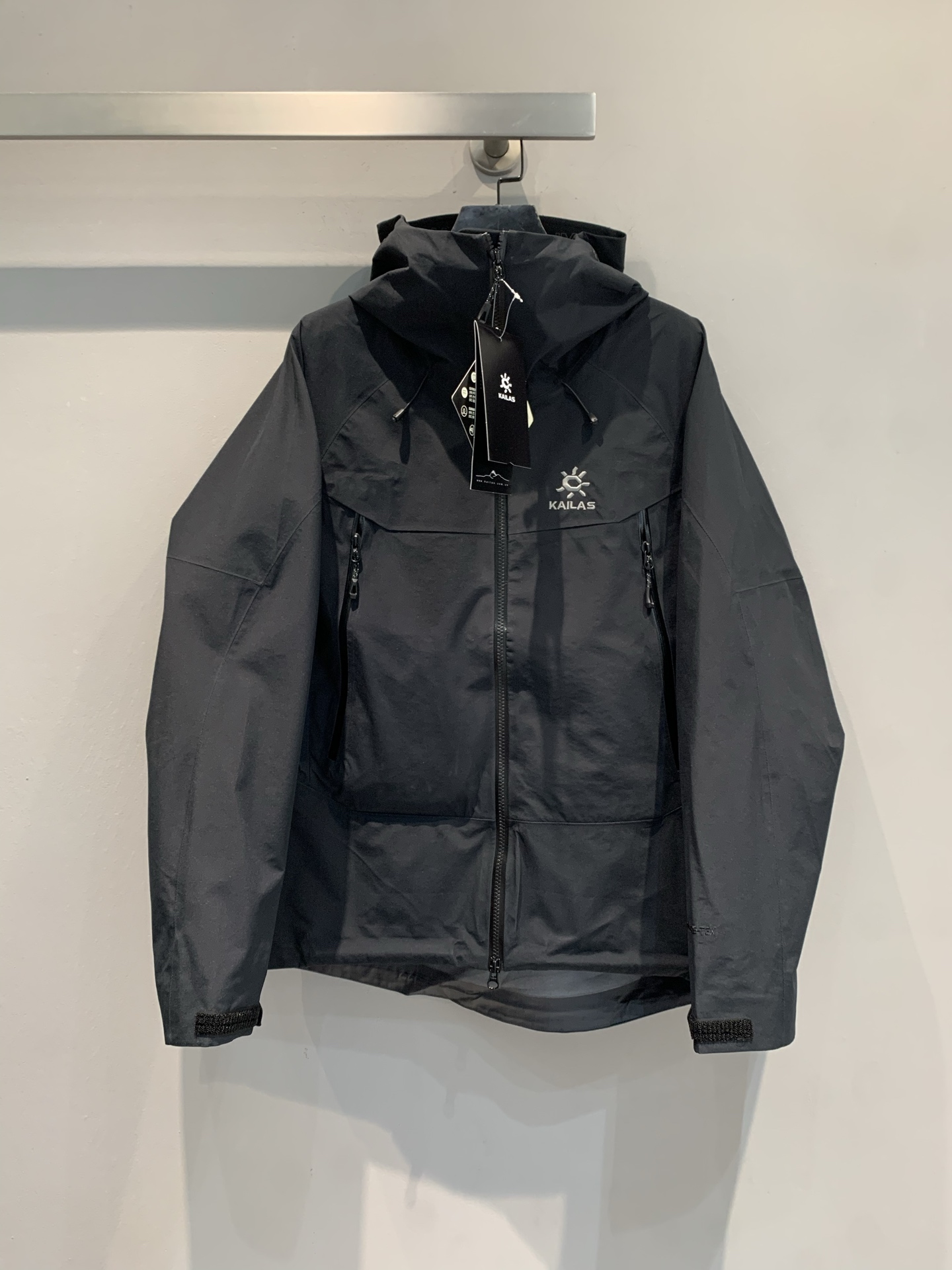 NO:464953,New models shipped by La M OEM factory [Kelestone] MONT-X PRO hard-shell hooded jacket, same style for men and women. Kaiestone mont-x pro meets the protection, lightweight and functional needs of outdoor adventure with better performance. The carefully upgraded MONT X-PRO has stronger waterproof performance while further achieving lightweight, equipped with professional sports tailoring, significantly improving the lightness and flexibility of sports, providing all-weather protection and comfortable wearing experience for alpine sports. Size S M L XL XXL,,hats,alexander wang19860909新款出货啦M代工厂出品【 凯乐石】 MONT-X PRO 硬壳连帽冲锋衣 男女同款.凯乐石mont-x pro以更卓越的性能表现满足户外探险对防护性、轻量性和功能性的需求.经过精心升级的MONT X-PRO在具备更强防水性能的同时,进一步实现轻量化,搭载专业运动版型剪裁,显著提升运动的轻便性和灵活性,为高山运动提供全天候的保护和舒适穿着体验.尺码S M L XL XXL,,hats,alexander wang,Women's clothing