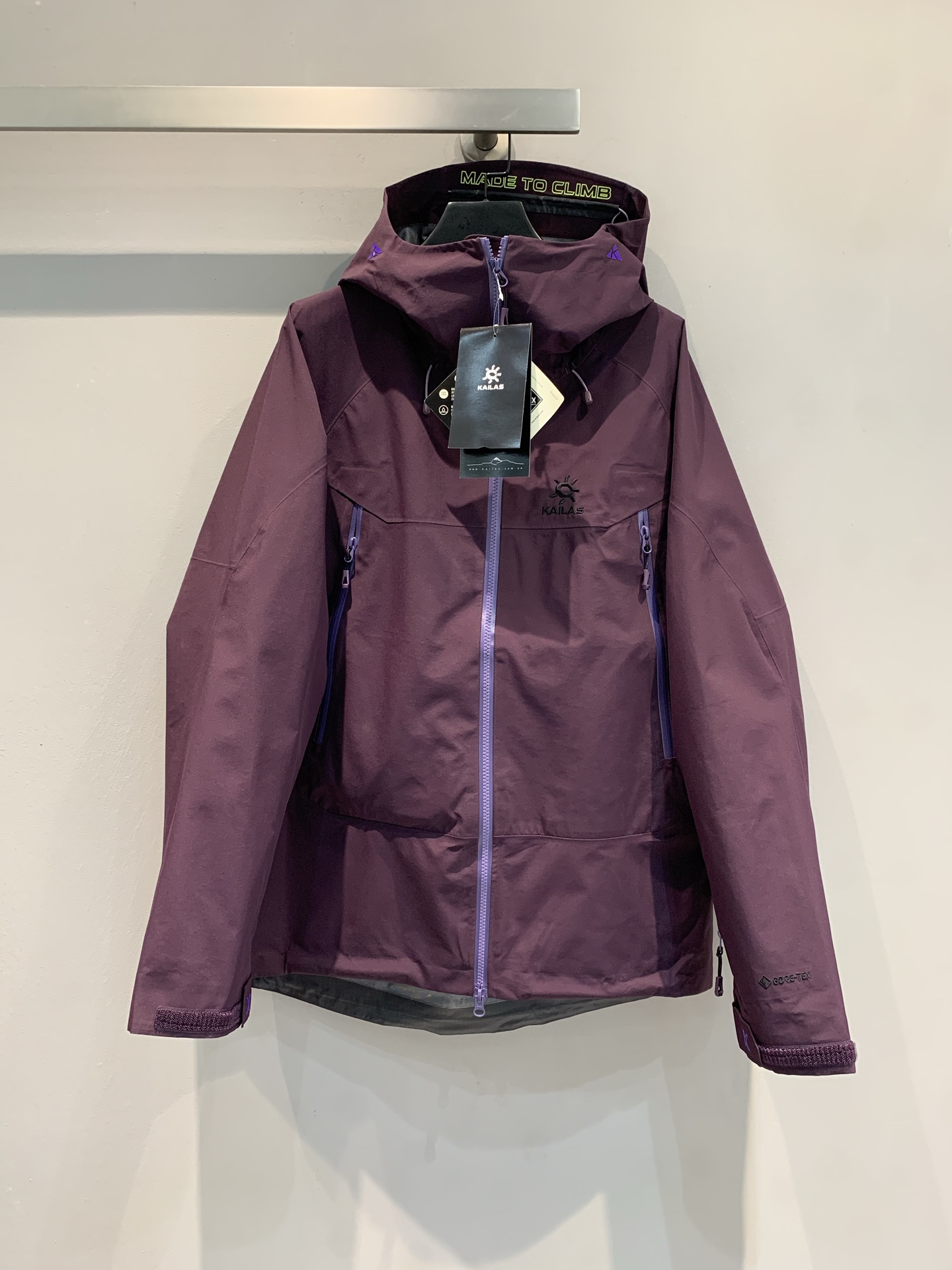 NO:464961,New models are shipped. Produced by OEM factory [Kelestone] MONT-X PRO hard-shell hooded jacket, the same style as men and women. Kelestone mont-x pro meets the protection, lightweight and functional needs of outdoor adventure with better performance. The carefully upgraded MONT X-PRO has stronger waterproof performance while further achieving lightweight. It is equipped with professional sports tailoring, which significantly improves the lightness and flexibility of sports, providing all-weather protection and comfortable wearing experience for alpine sports. Size S M L XL XXL,,hats,alexander wang19860909新款出货啦 代工厂出品【 凯乐石】 MONT-X PRO 硬壳连帽冲锋衣 男女同款.凯乐石mont-x pro以更卓越的性能表现满足户外探险对防护性、轻量性和功能性的需求.经过精心升级的MONT X-PRO在具备更强防水性能的同时,进一步实现轻量化,搭载专业运动版型剪裁,显著提升运动的轻便性和灵活性,为高山运动提供全天候的保护和舒适穿着体验.尺码S M L XL XXL,,hats,alexander wang,Women's clothing