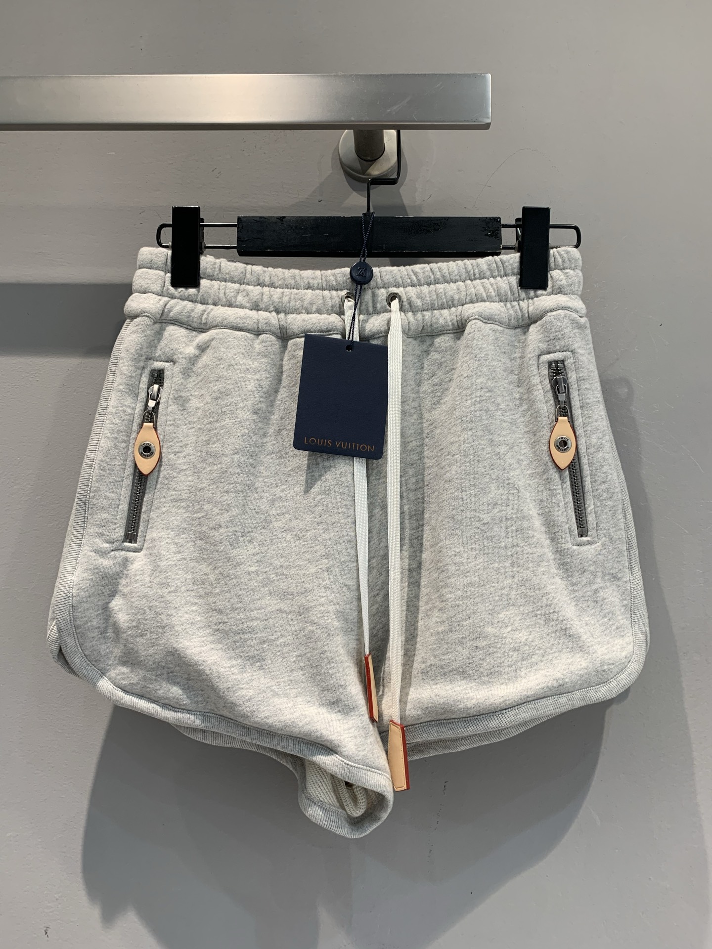 NO:466863,New model shipped l short original development Ljia 2025 early autumn new sports leather brand lace-up hooded suit. Short hooded sweatshirt + shorts of the same color, the proportion is directly opened. The fabric is soft and glutinous and crisp. The hooded drawstring design and zipper details are exquisite. The simplicity hides a sense of high-endness. It is refreshing to wear alone, and the layering is also super layered~ Sports style mix and match exquisite, shopping, fitness, afternoon tea, and switching scenes in one set. SML,, louis vuitton, hoodie, sweatshirts, shorts, hats, alexander wang19860909新款出货啦l 短 原版开发 L家2025早秋新款运动风皮牌系带连帽套装.短款连帽卫衣+同色短裤,比例直接开挂 面料软糯又挺括,连帽抽绳设计、拉链细节精致,简约中藏着高级感,单穿清爽,叠穿也超有层次~运动风混搭精致感,逛街、健身、下午茶,一套秒切换场景.码数SML,,louis vuitton,hoodie,sweatshirts,shorts,hats,alexander wang,Women's clothing