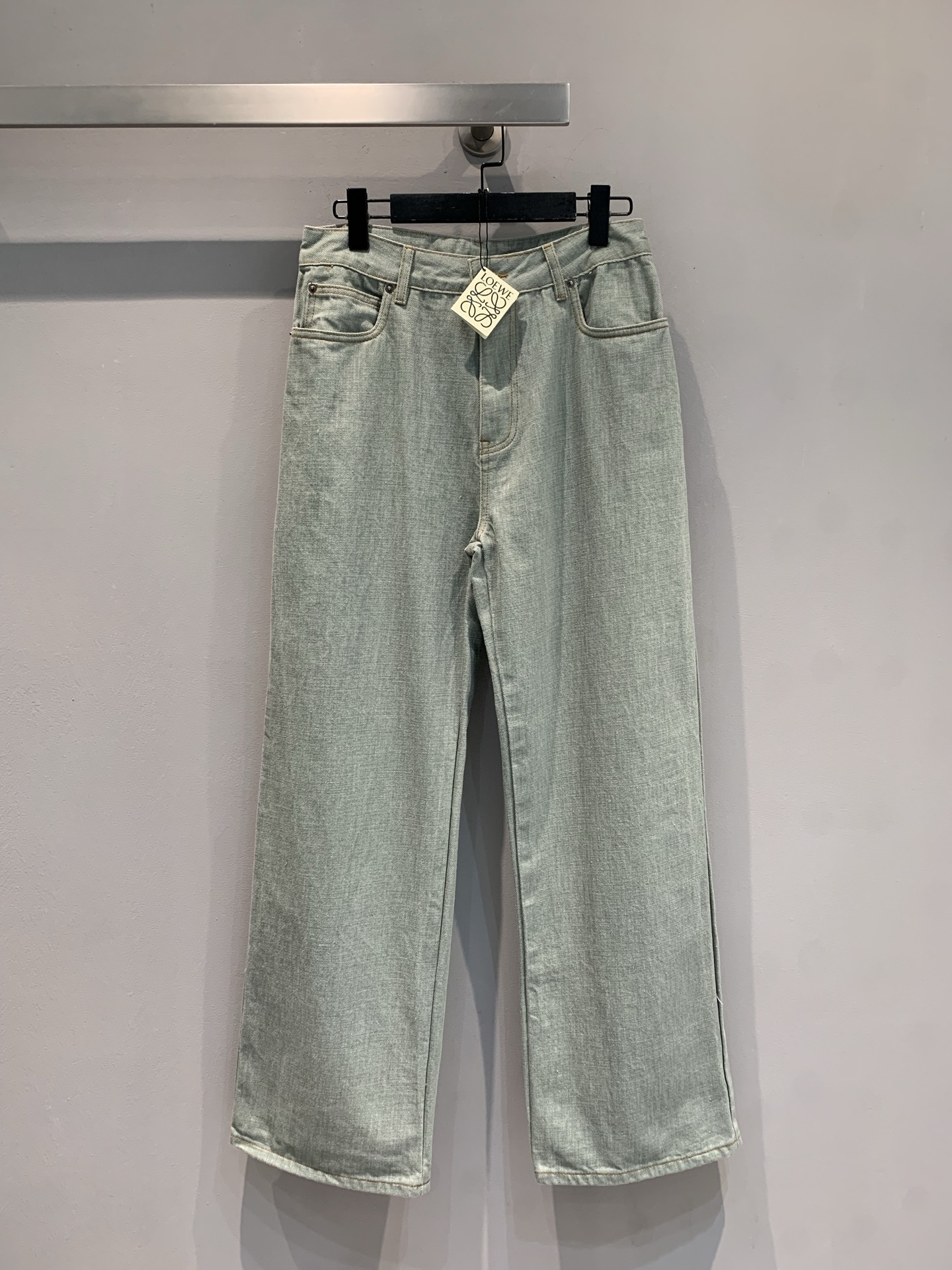 NO:468528,New model is shipped. Original development. Loew*2025 early autumn new retro light-colored washing denim wide-leg pants. The slack feeling is full of draped pants. It hides the flesh and makes you look slim. It is suitable for daily street travel and lazy vacations. Classic denim elements, with a casual and fashionable feeling, and it is easy to grasp the outfit atmosphere. SML, loewe, alexander wang19860909新款出货啦 原版开发 Loew*2025早秋新款复古浅色水洗牛仔阔腿裤,松弛感拉满垂坠裤型藏肉显瘦,日常出街、慵懒度假都适配,经典牛仔元素,自带随性时髦感,轻松拿捏穿搭氛围.码数SML,,loewe,alexander wang,Women's clothing