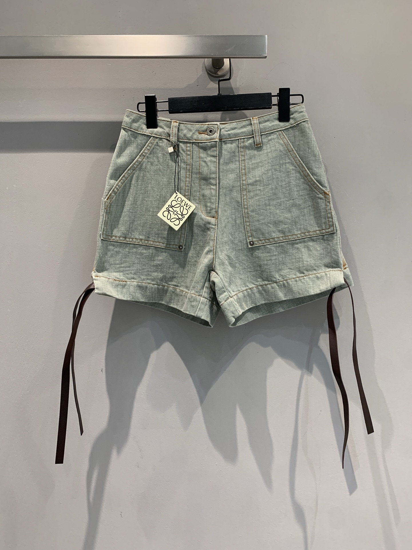 NO:468541,New model is shipped. Original development. Loew*2025 early autumn new retro large pocket pants with lace-up denim shorts. Light green denim has a slack feeling, large pocket + streamer design, play with the 'small trick', high waist + wide-leg tailoring, one-click hiding flesh to show long legs and short tops and small suspenders, Korean women's street feeling is full. SML, loewe, shorts, alexander wang19860909新款出货啦 原版开发 Loew*2025早秋新款复古大口袋裤边系带牛仔短裤.浅绿牛仔自带松弛感,大口袋+飘带设计,把“小心机”玩明白,高腰+阔腿剪裁,一键藏肉显腿长搭短上衣、小吊带,韩女出街感拉满.码数SML,,loewe,shorts,alexander wang,Women's clothing