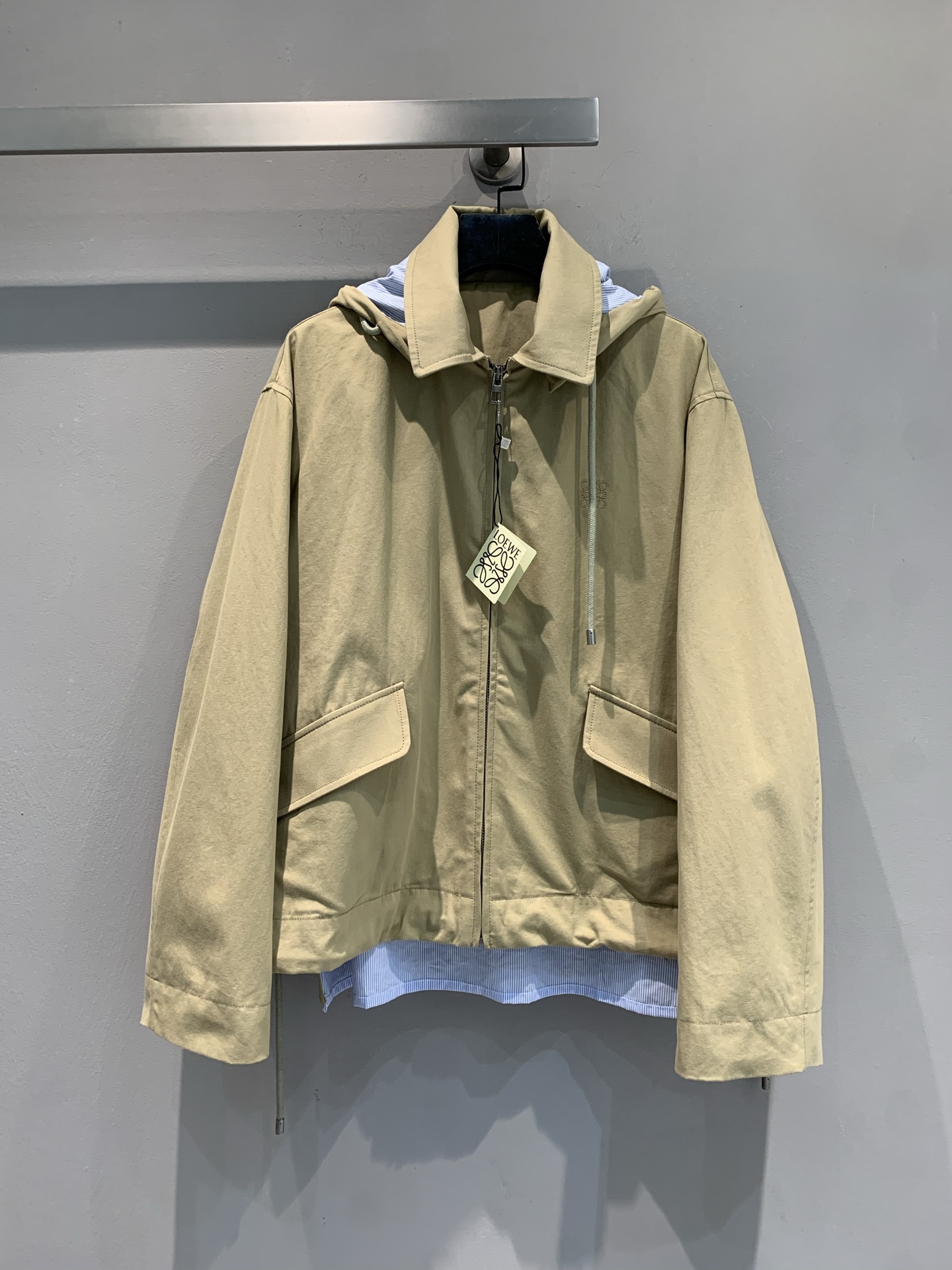 NO:466794,New model is shipped. Original development. Loew*2025 early autumn new large pocket embroidered logo hooded jacket. Classic khaki color, with high-end filters, hooded design is super plus points, lazy and casual, holding the slack feeling hard~ The zipper details are smooth and smooth, the large pocket is not only practical, but also adds a bit of street feel to the overall shape. The style of the clothes is also very amazing, crisp and stylish, the upper body immediately modify the figure, visually slimming and showing aura. Wear a simple white T-in-the-bottom, casually paired jeans on the lower body, and white shoes on the feet, which is a beautiful and cool early autumn OOTD. SML,,loewe,jeans,jackets & coats,hats,alexander wang19860909新款出货啦 原版开发 Loew*2025早秋新款大口袋刺绣logo连帽外套.经典卡其色,自带高级感滤镜,连帽设计超加分,慵懒又随性,把松弛感狠狠拿捏住~拉链细节流畅顺滑,大口袋不仅实用,还为整体造型增添了几分街头感.衣服的版型也很绝,挺括有型,上身立马修饰身形,视觉上显瘦又显气场.内搭个简约白T ,下身随便配条牛仔裤,脚踩小白鞋,就是又美又飒的早秋OOTD.码数SML,,loewe,jeans,jackets & coats,hats,alexander wang,Women's clothing