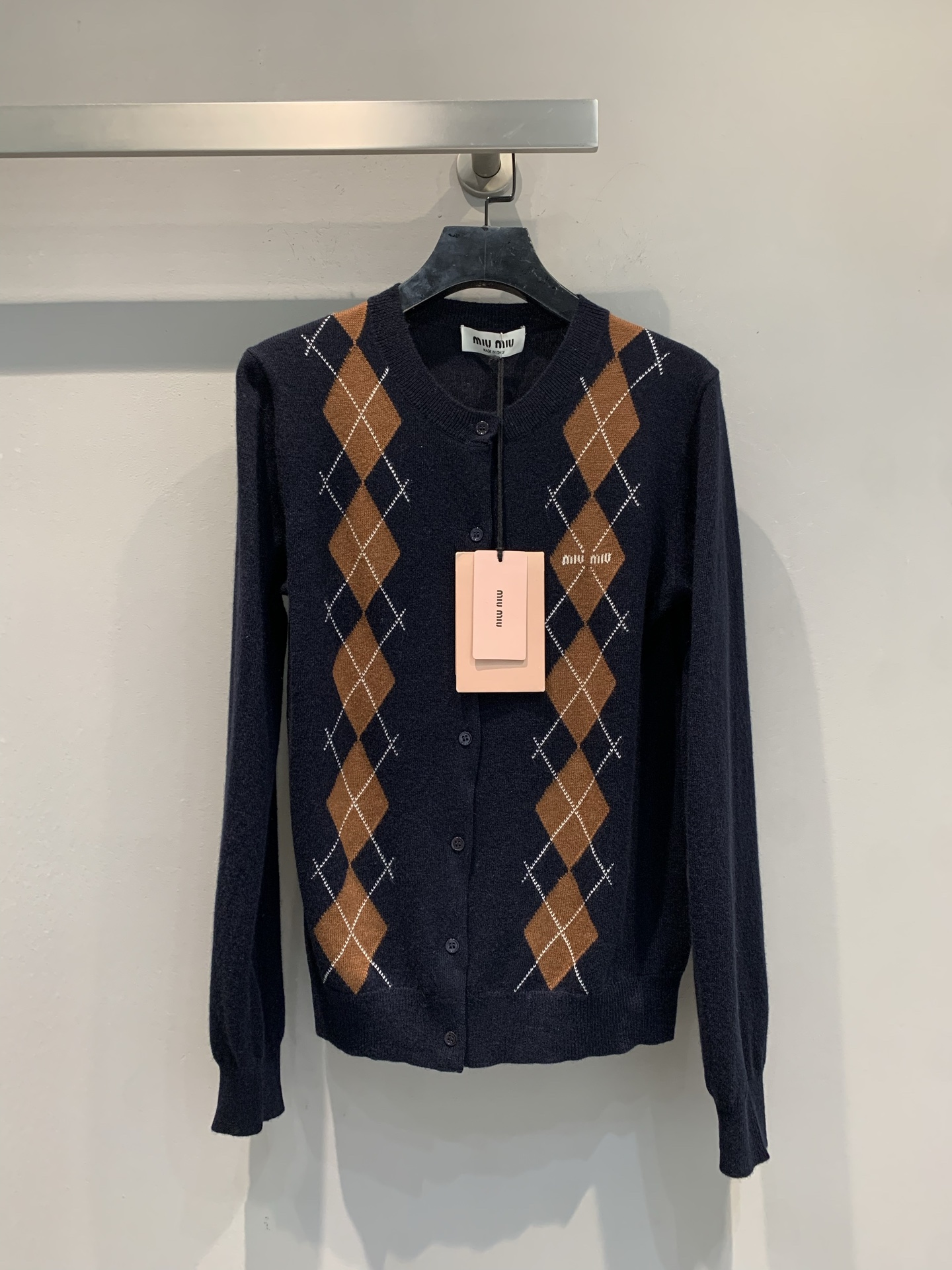 NO:466854,New model shipped by LaM original development Miumi*2025 early autumn new fashionable retro collar plaid contrast cashmere cardigan. It uses 100% cashmere fabric, skin-friendly and soft, with excellent texture. The retro filter of the navy blue background is full of diamond plaid and classic and age-reducing. The single-breasted design is casual and exquisite. It is matched with a shirt/sling, and one-click switching between college style and mature feeling. SML, miumiu, shirts, alexander wang19860909新款出货啦M原版开发 Miumi*2025早秋新款时髦复古领格纹撞色羊绒开衫.采用百分百山羊绒面料,亲肤柔软,质感上乘.藏青底色复古滤镜拉满菱格纹经典又减龄,单排扣设计随性又精致,搭衬衫/吊带,一键切换学院风&轻熟感.码数SML,,miumiu,shirts,alexander wang,Women's clothing