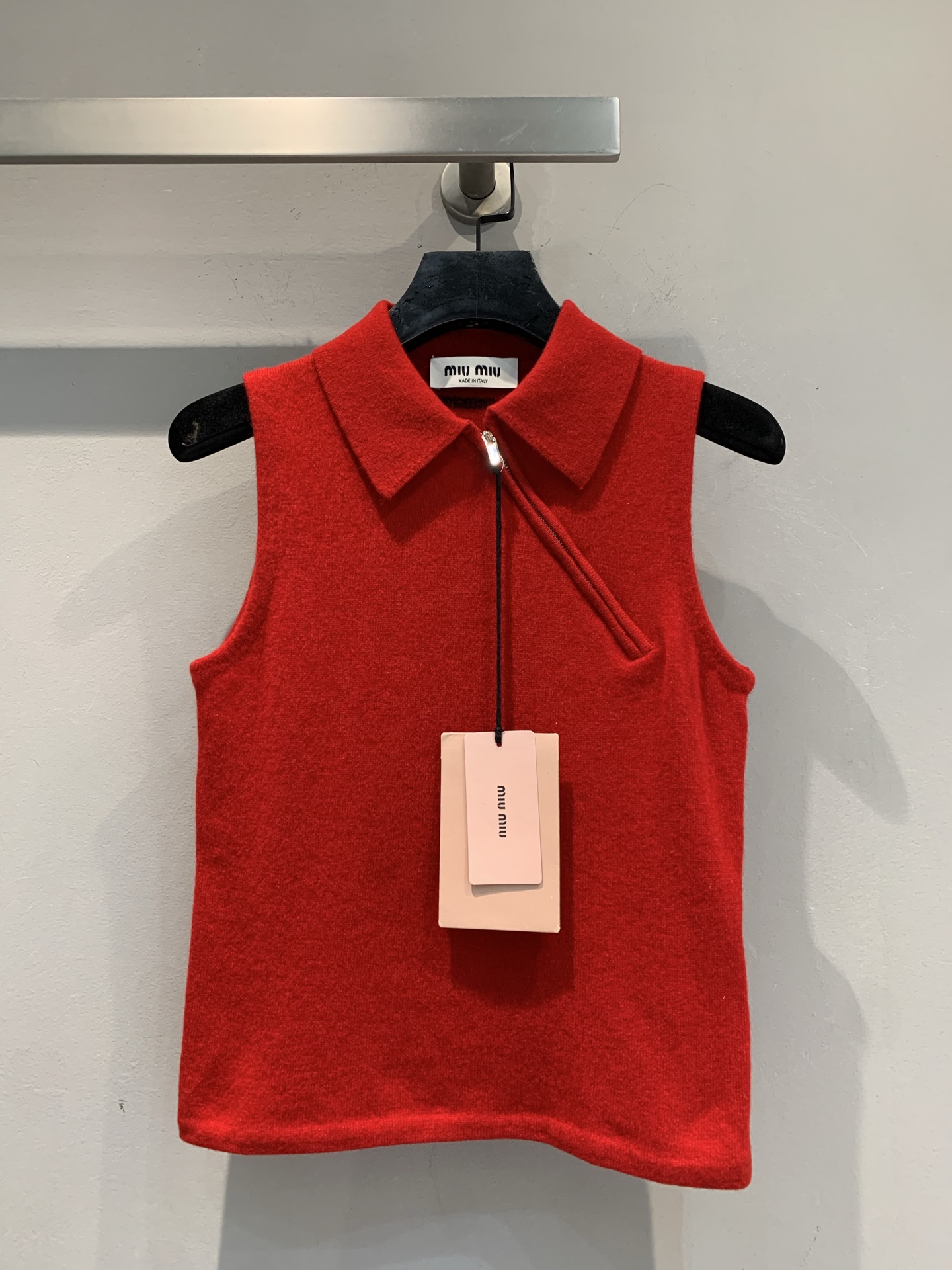 NO:466819,New model shipped M Original development Miumi*2025 showcase slashed zipper polo collar sleeveless knit top. Classic POLO collar + sleeveless design, retro and fashionable. The slashed zipper is tricky, breaking the convention and comes with a unique aura. The red upper body looks whiter and turns into a small cherry in seconds. Soft and glutinous knitted fabric, fits the skin and is comfortable. Single wear is eye-catching, layered shirt/suit, full of layering. The finishing touch of autumn and winter outfits, whoever wears loves SML,,miumiu,shirts,business suit,alexander wang19860909新款出货啦M 原版开发 Miumi*2025秀场款斜拉链polo领无袖针织上衣.经典POLO领+无袖设计,复古又时髦 斜拉链小心机,打破常规,自带独特气场 正红色上身超显白,秒变人间小樱桃 软糯针织面料,贴肤又舒适 单穿吸睛,叠穿衬衫/西装,层次感拉满 秋冬穿搭的点睛之笔,谁穿谁爱上码数SML,,miumiu,shirts,business suit,alexander wang,Women's clothing