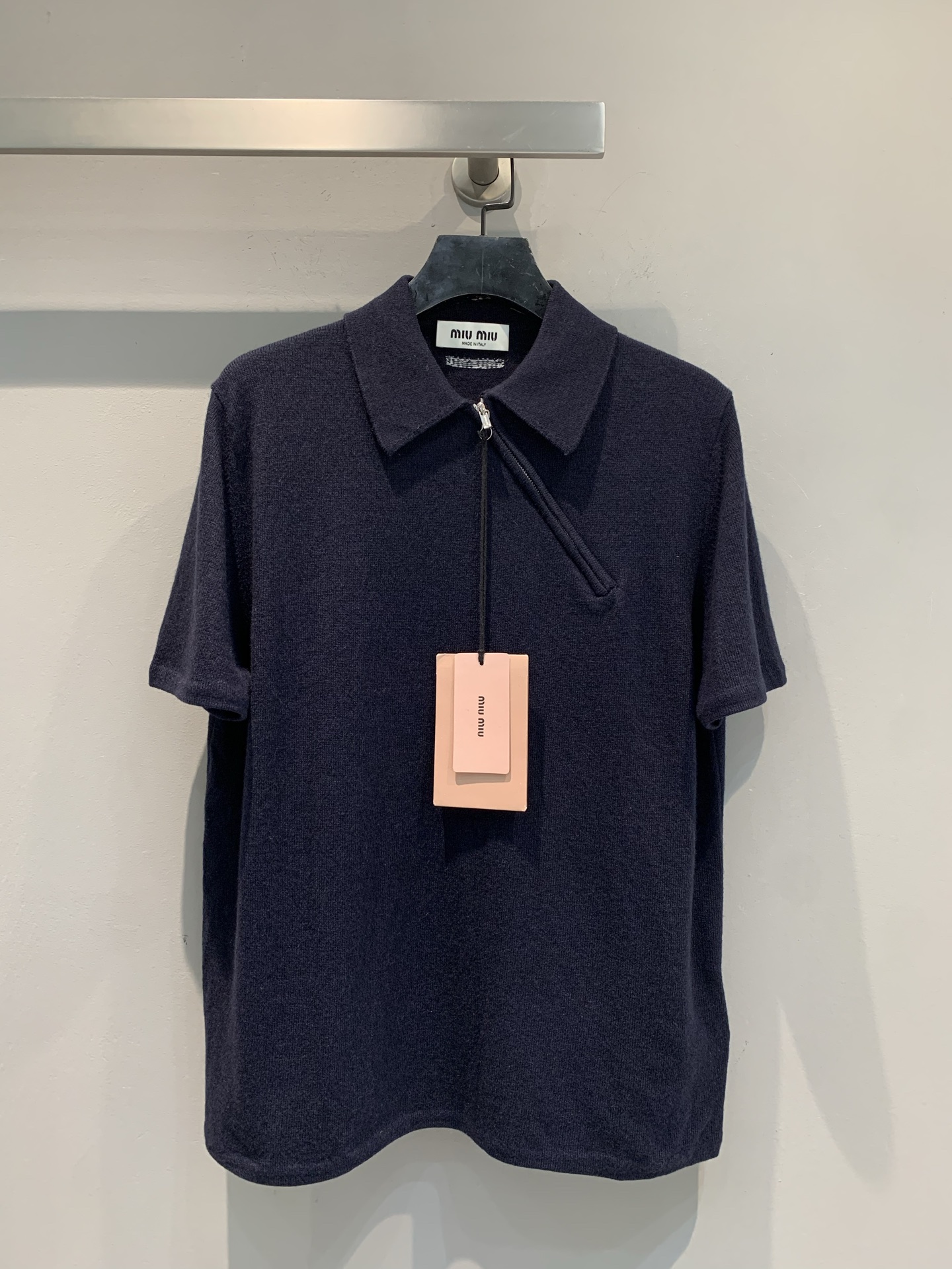 NO:466806,New models are shipped. Original development. Miumi*2025 show style slim zipper polo collar knitted short sleeves. Classic Polo collar + navy blue color scheme, with a cool and high-end feel. The slim zipper design breaks the routine, fashionable and tricky to pull it all. Soft and glutinous fabric sticks to the skin and is comfortable, and it is very unique to wear and layer it in one go. Daily outing and commuting outfits, one-click to hold loose and noble. SML, miumiu, T-shirt, alexander wang19860909新款出货啦 原版开发 Miumi*2025秀场款斜拉链polo领针织短袖.经典 Polo 领+藏青配色,自带清冷高级感 斜拉链设计打破常规,时髦小心机拉满 软糯面料贴肤又舒适,单穿叠穿都很绝 日常出街、通勤穿搭,一键拿捏松弛贵气.码数SML,,miumiu,T-shirt,alexander wang,Women's clothing