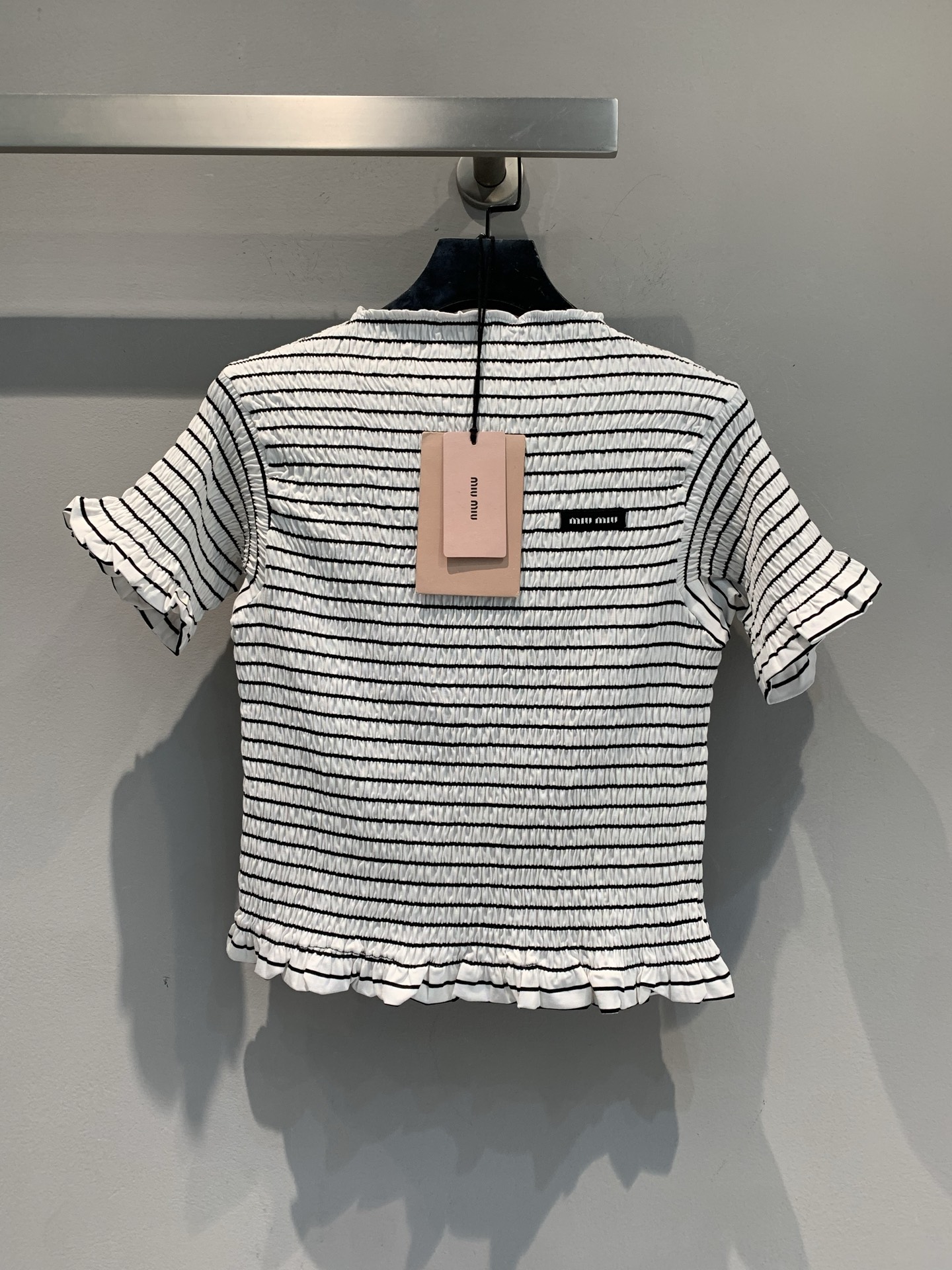 NO:466835,New model shipped M Original development Miumi*2025 early autumn new sweet style stand collar pleated ruffled striped knitted short sleeves. Ruffled cuffs + hem, sweet girl atmosphere full of ~ the pleated texture hides tricks, classic small labels are low-key and high-end, short cut is a whole 'waist essence' possessed, with a very long-range proportion of paired with high-waist pants/skirts, can be salty or sweet, daily outing and date afternoon tea, wearing it is synonymous with fashionable essence for walking. SML, miumiu, skirts, T-shirt, alexander wang19860909新款出货啦M 原版开发 Miumi*2025早秋新款甜美风立领褶皱荷叶边条纹针织短袖.荷叶边袖口+下摆,甜妹氛围感拉满~褶皱肌理藏着小心机,经典小标低调又高级,短款剪裁一整个“腰精”附体,拉长比例绝绝子搭高腰裤/半裙,可盐可甜,日常出街、约会下午茶,穿它就是行走的时髦精代名词.码数SML,,miumiu,skirts,T-shirt,alexander wang,Women's clothing