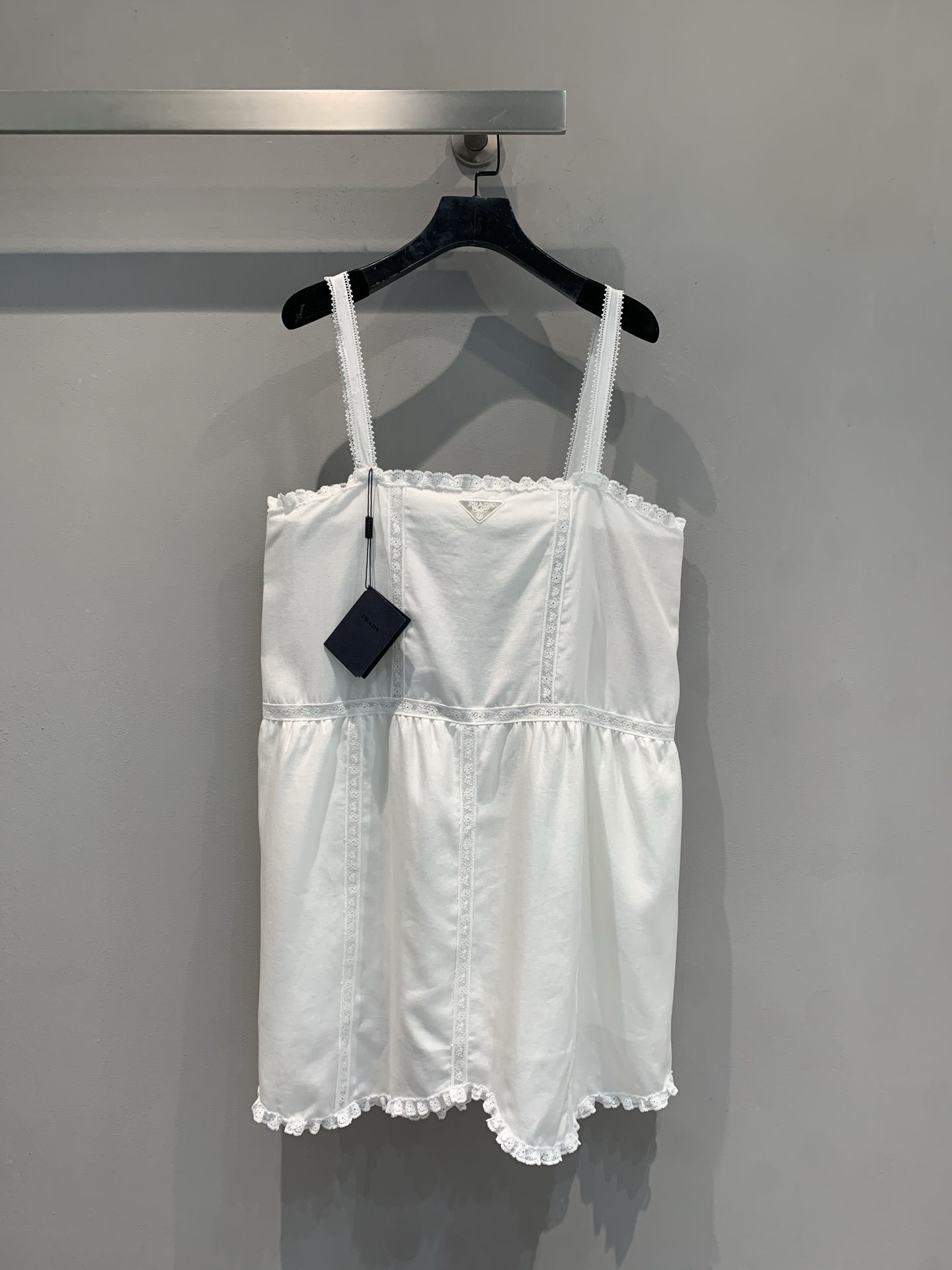 NO:466840,New model shipped M Original development Prad*2025 early autumn new lace embroidered suspender dress. Lace lace embellishment is gentle and playful. The small curve design of the skirt hem is styled when walking~ Pure cotton fabric is light and breathable, Prad* triangle mark is blessed, and the high-end feel is full. SML, prada, skirts, alexander wang19860909新款出货啦M 原版开发 Prad*2025早秋新款蕾丝花边刺绣吊带连衣裙.蕾丝花边点缀,温柔又俏皮,裙摆的小弧度设计,走路都带风～纯棉面料轻盈透气,Prad*三角标加持,高级感拉满.码数SML,,prada,skirts,alexander wang,Women's clothing