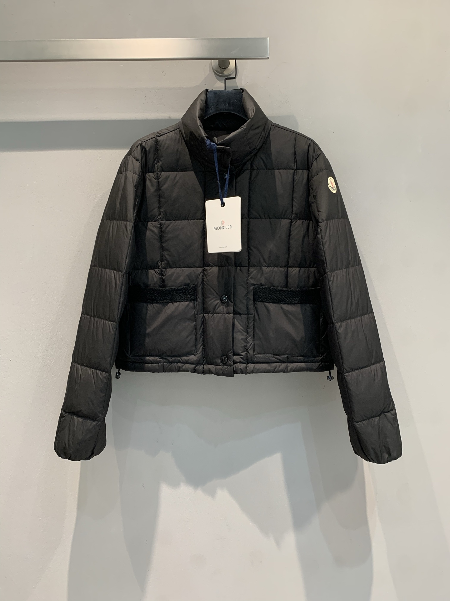 NO:465068,The new model with dust bag is shipped, the original development is Monde* 2025 autumn and winter new fashionable and versatile light and short down jacket. It uses national standard 90 velvet filling. Classic stand collar + square quilting, simple and tricky, short cut directly elongates the proportion, keep warm and not bloated, it is all explosive when paired with skirts and trousers, and the small arms logo is all low-key and expensive. Number of codes 0 1 2,, skirts, down jacket, alexander wang19860909配防尘袋新款出货啦原版开发吧Monde*2025秋冬新款时髦百搭轻薄短款羽绒服.采用国标90绒填充.经典立领+方格绗缝,简约又藏着小心机,短款剪裁直接拉长比例,保暖在线还不臃肿,搭裙装裤装都炸场,手臂小徽标一整个低调显贵.码数0 1 2,,skirts,down jacket,alexander wang,Women's clothing