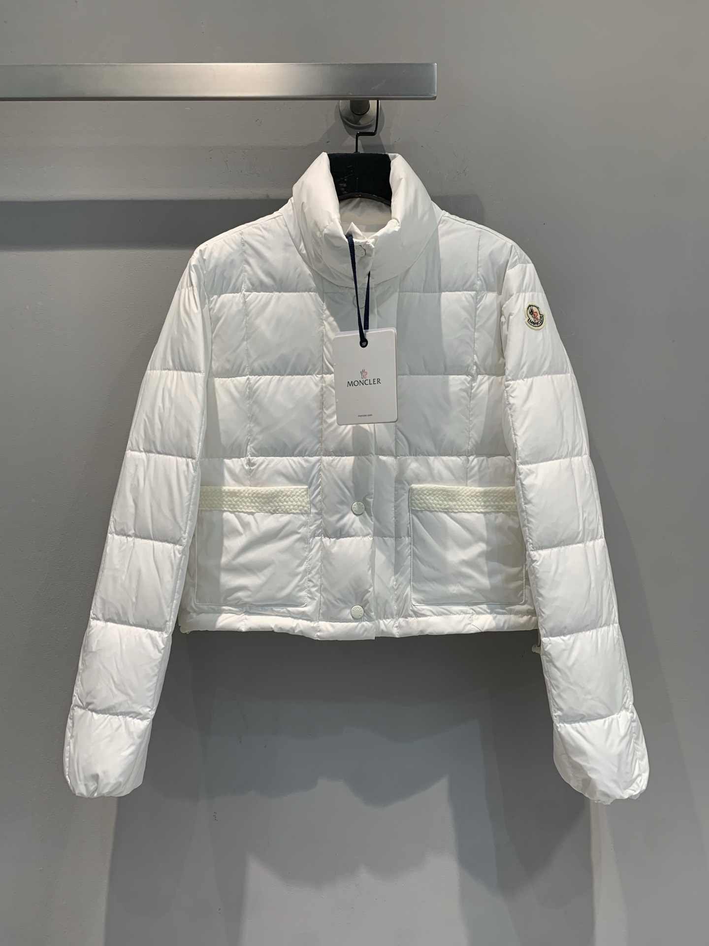 NO:465012,The new model with dust bag is shipped. The original version is developed. Monde*2025 autumn and winter new fashionable and versatile light and short down jacket. It uses national standard 90 velvet filling. Classic stand collar + square quilting, simple and tricky. The short cut directly elongates the proportions, keep warm and not bloated online. It is all in a flash with skirts and trousers. The small arms logo is all low-key and expensive. Number of codes 0 1 2,, skirts, down jacket, alexander wang19860909配防尘袋新款出货啦 原版开发吧Monde*2025秋冬新款时髦百搭轻薄短款羽绒服.采用国标90绒填充.经典立领+方格绗缝,简约又藏着小心机,短款剪裁直接拉长比例,保暖在线还不臃肿,搭裙装裤装都炸场,手臂小徽标一整个低调显贵.码数0 1 2,,skirts,down jacket,alexander wang,Women's clothing