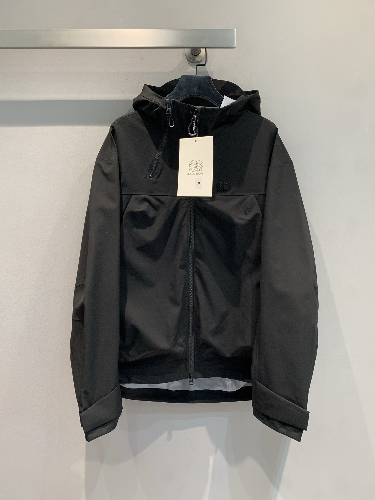 NO:464982,New model shipped by LaM OEM factory produced by men and women KOLONSPORT/KOLONSPORT outdoor function limited model ~ Autumn and winter couple windproof waterproof hard shell mountaineering jacket jacket, from lianchan company order, the highest quality on the market This design uses Active  Fit three-dimensional tailoring style provides a suitable wear experience for large exercise. The new front chest cutting brings a more extreme visual effect. The designed double pockets can store extra small objects, making it more convenient to go out. The integrated tailoring design of the armpit makes it more ductile and helps to keep sports warm-up movements in place. The double zipper design can meet the different needs of different people, and the lower layer of the zipper is designed by YKK, and the upper layer is matched with the LOGO logo, which is exquisite and low-key. It effectively increases the design sense and adds an overall sense of high-end. This model is waterproof and is a fleece fabric. It is not only not afraid of rain in rainy days, but also can effectively deal with low temperature environments and keep warm and gentle on the wear. S M L XL XXL, chanel, jackets & coats, jackets & coats, alexander wang19860909新款出货啦M 代工厂出品 男女同款 KOLONSPORT/可隆户外机能限定款～ 秋冬情侣防风防水硬壳登山夹克冲锋衣外套,出自lianchan公司订单,市面最高品质 此款设计采用Active Fit立体剪裁版型,为大运动量提供适合的穿着体验.全新的前胸切割剪裁,带来更加极致的视觉效果,设计的双口袋,可储存格外小物件,外出更加方便,腋下的一体剪裁设计,使延展性更强,有助运动热身动作到位.双拉链设计可满足不同人们的不同需求,并且拉链下层为YKK设计,上层搭配LOGO标志,精致而又低调.有效的增加了设计感,增添了整体的高级感.此款为防水设计,并且是抓绒布面料,不仅在雨天不怕雨水的浸湿,还可以有效应对低温环境,保暖轻柔穿着适应.码数S M L XL XXL,,chanel,jackets & coats,jackets & coats,alexander wang,Women's clothing