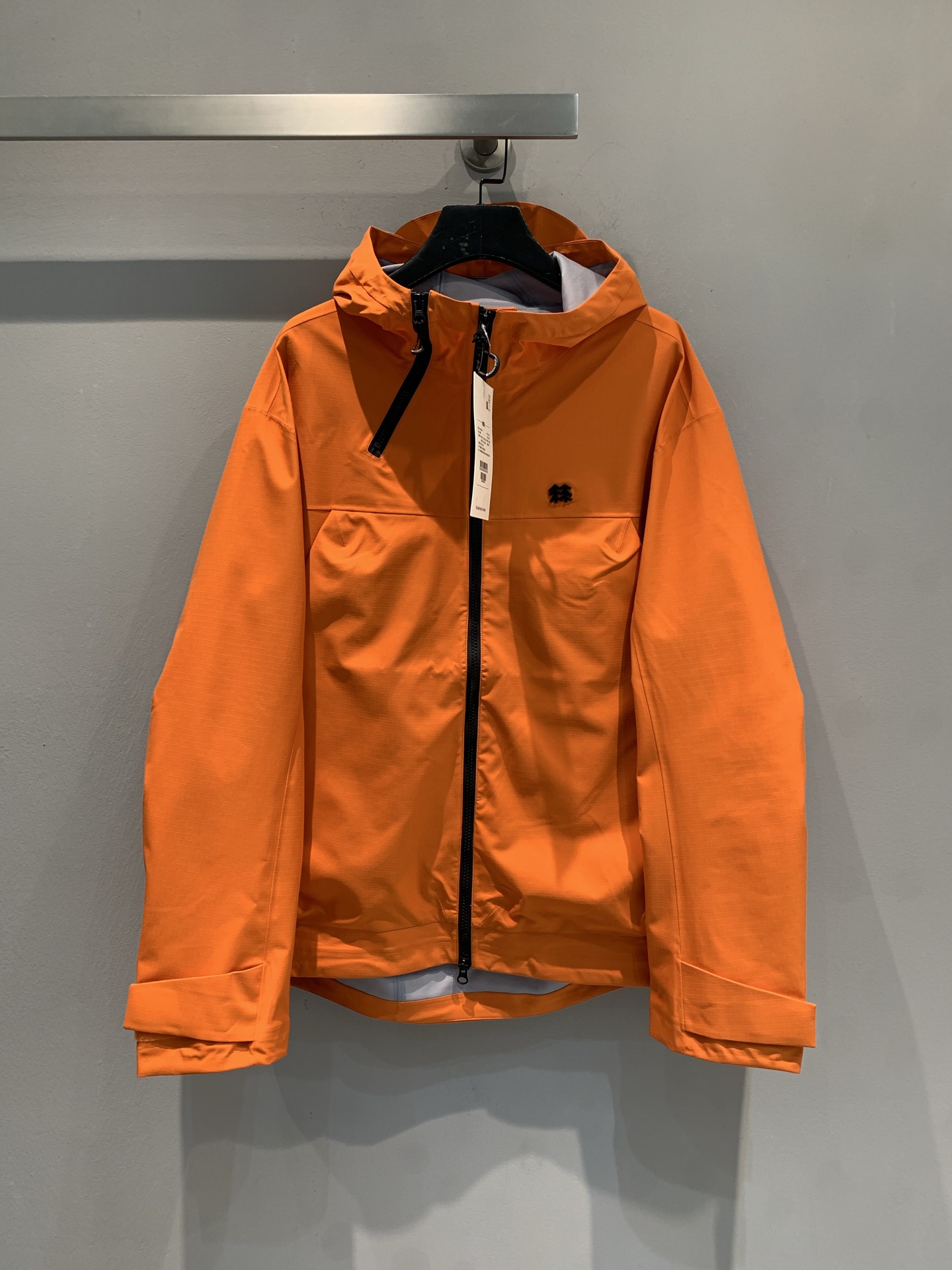 NO:464989,New model shipped by La M OEM factory, same style for men and women, KOLONSPORT/Kelong outdoor functional limited model~ Autumn and winter couple windproof waterproof hard shell mountaineering jacket jacket, from lianchan company order, the highest quality on the market This design uses Active  Fit three-dimensional tailoring style provides a suitable wear experience for large exercise. The new front chest cutting brings a more extreme visual effect. The designed double pockets can store extra small objects, making it more convenient to go out. The integrated tailoring design of the armpit makes it more ductile and helps to keep sports warm-up movements in place. The double zipper design can meet the different needs of different people, and the lower layer of the zipper is designed by YKK, and the upper layer is matched with the LOGO logo, which is exquisite and low-key. It effectively increases the design sense and adds an overall sense of high-end. This model is waterproof and is a fleece fabric. It is not only not afraid of rain in rainy days, but also can effectively deal with low temperature environments and keep warm and gentle on the wear. S M L XL XXL, chanel, jackets & coats, jackets & coats, alexander wang19860909新款出货啦M代工厂出品 男女同款 KOLONSPORT/可隆户外机能限定款～ 秋冬情侣防风防水硬壳登山夹克冲锋衣外套,出自lianchan公司订单,市面最高品质 此款设计采用Active Fit立体剪裁版型,为大运动量提供适合的穿着体验.全新的前胸切割剪裁,带来更加极致的视觉效果,设计的双口袋,可储存格外小物件,外出更加方便,腋下的一体剪裁设计,使延展性更强,有助运动热身动作到位.双拉链设计可满足不同人们的不同需求,并且拉链下层为YKK设计,上层搭配LOGO标志,精致而又低调.有效的增加了设计感,增添了整体的高级感.此款为防水设计,并且是抓绒布面料,不仅在雨天不怕雨水的浸湿,还可以有效应对低温环境,保暖轻柔穿着适应.码数S M L XL XXL,,chanel,jackets & coats,jackets & coats,alexander wang,Women's clothing