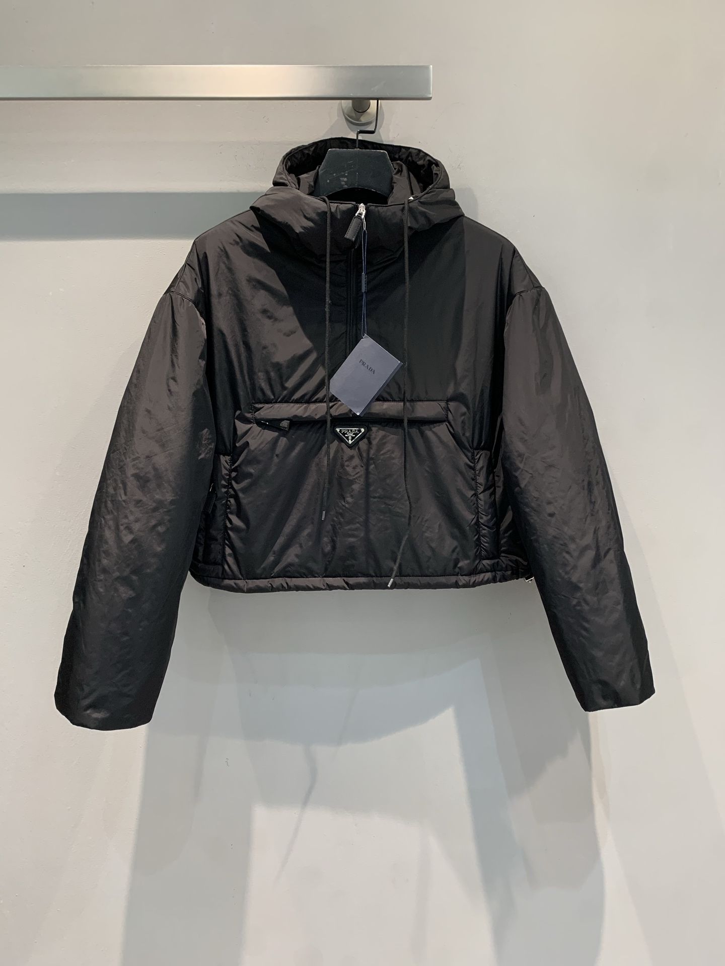 NO:466933,New model shipped by LaM original version Prad*2025 early autumn new triangle short hooded jacket. It uses recycled technology fabric, windproof fabric to resist fabrication and durability. Classic triangle logo comes with high-end aura, short silhouette, lengthen body proportions, instantly transformed into nine-head hood + semi-zipper design, street cool feeling, trendy people must easily grasp fashionable and practical. SML, prada, jackets & coats, hats, alexander wang19860909新款出货啦M原版开发Prad*2025早秋新款三角标短款连帽外套.采用再生科技面料,防风面料抗造耐穿.经典三角标 自带高阶气场,短款廓形,拉长身形比例,秒变九头身连帽+半拉链设计,街头酷感拉满,潮人必备轻松拿捏时髦与实用.码数SML,,prada,jackets & coats,hats,alexander wang,Women's clothing