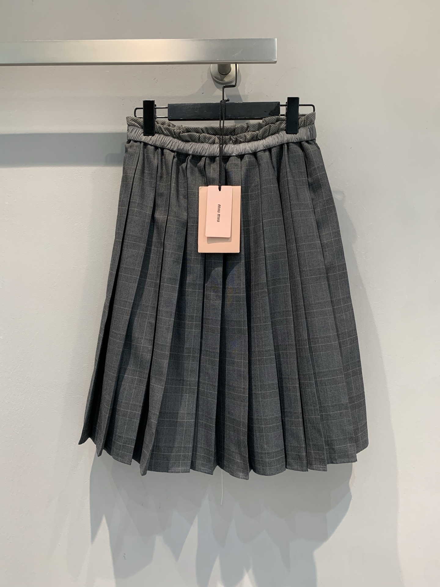 NO:466909,The new model shipped out original development Miumi*2025 early autumn new retro fashionable elastic waist layered with wool pleated skirt. It uses imported wool fabric, with delicate texture and crisp style. The gray plaid pattern has a high-end feel, the pleated design is walking with style, the flesh is hidden and it looks agile~ The elastic waist is super considerate, the comfort is full of commuting and shirt is capable, and the daily T-shirt is casual, a skirt revitalizes the entire wardrobe, fashionable and delicate eyes are closed. SML,,miumiu, skirts,shirts,tees,t-shirts,alexander wang19860909新款出货啦原版开发 Miumi*2025早秋新款复古时髦松紧腰叠穿羊毛百褶半裙.采用进口绵羊毛面料,质感细腻,版型挺括.灰调格纹自带高级感,百褶设计走路带风,藏肉又显灵动～松紧腰头超贴心,舒适度拉满通勤搭衬衫干练,日常配T恤随性,一条裙子盘活整个衣柜,时髦精闭眼入.码数SML,,miumiu,skirts,shirts,tees，t-shirt,alexander wang,Women's clothing